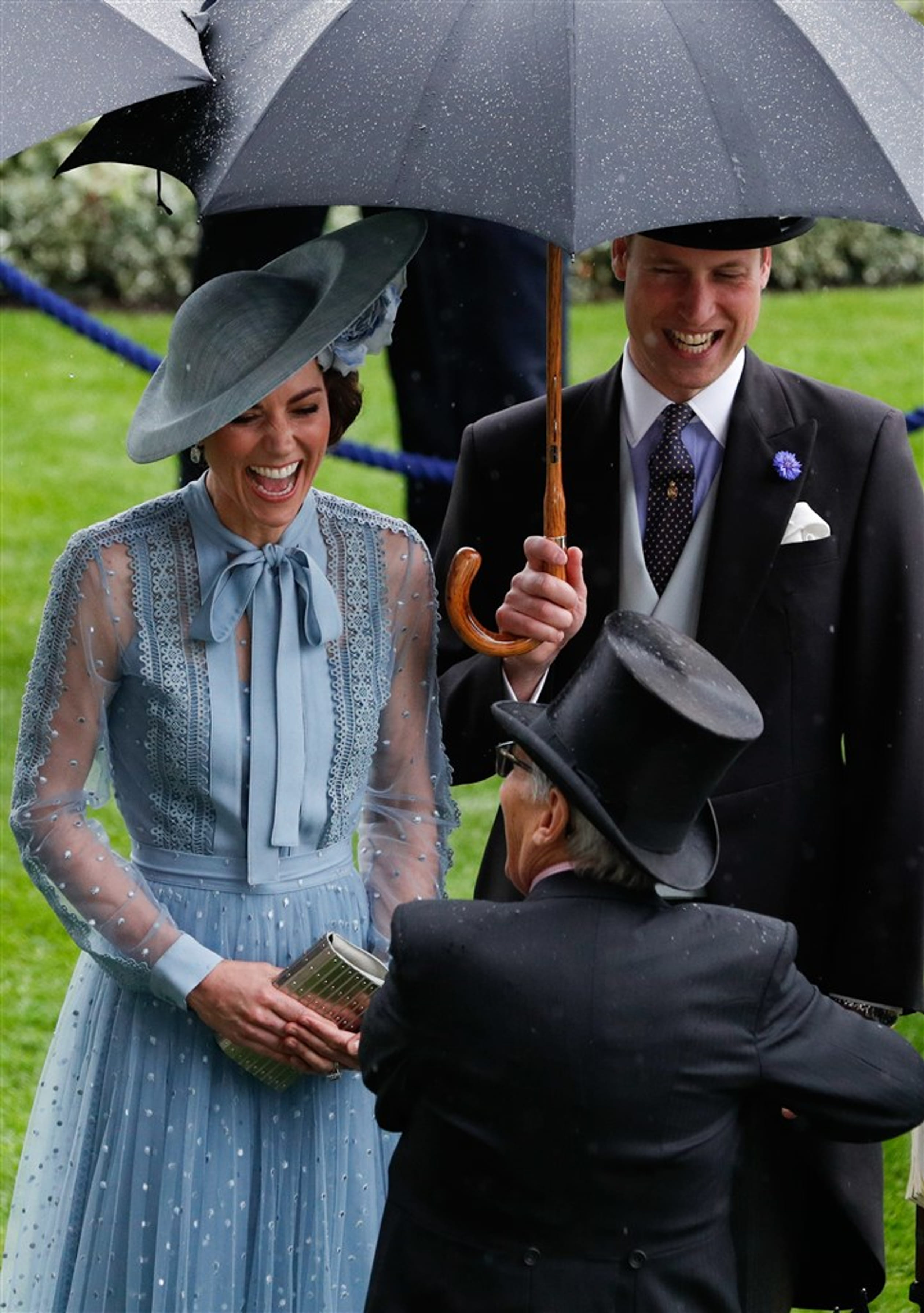 Ondanks de regen kunnen William en Catherine nog breed lachen! Deze foto is gemaakt tijdens de