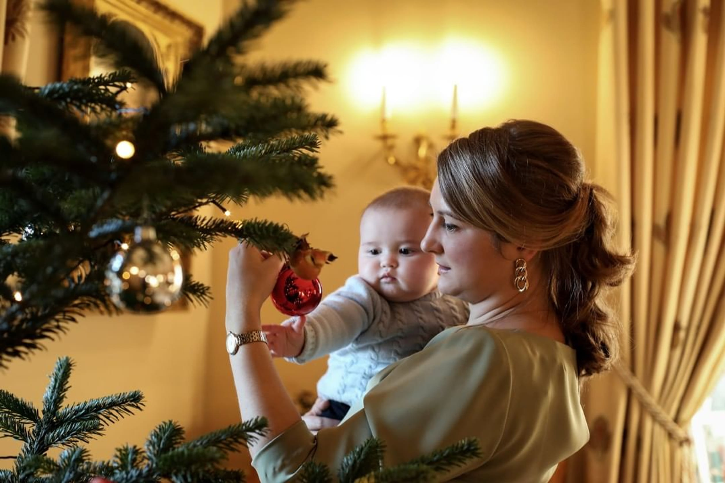 Stephanie_en_prins_Charles_bij_kerstboom.jpg