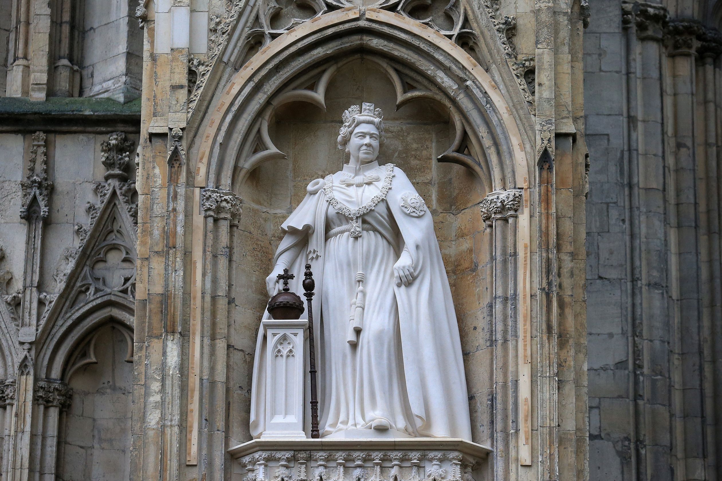Charles standbeeld Elizabeth 3