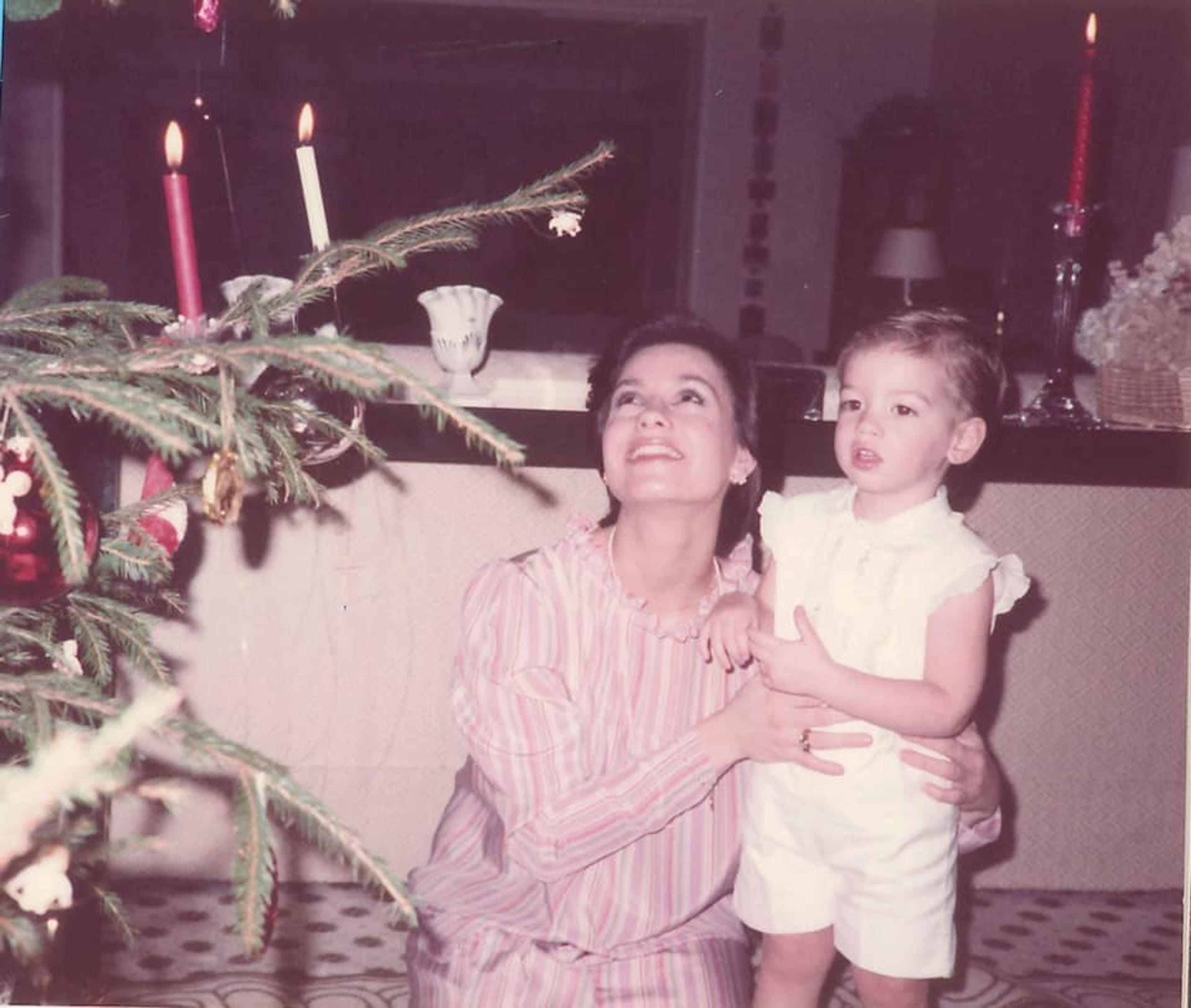 Groothertogin Maria Teresa samen bij de kerstboom met prins Guillaume in 1983.