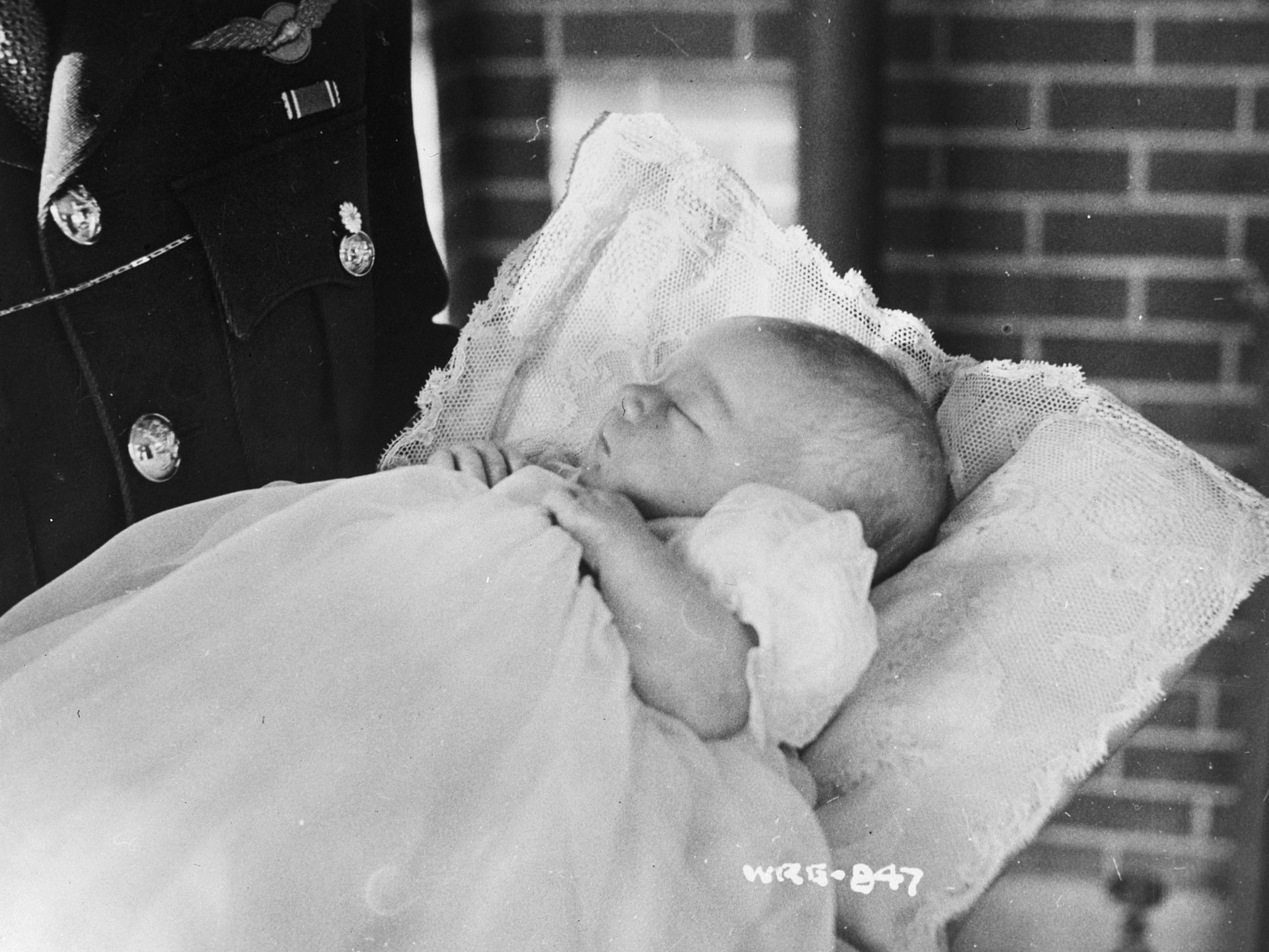 Prinses Margriet na de geboorte in de armen van vader Bernhard.