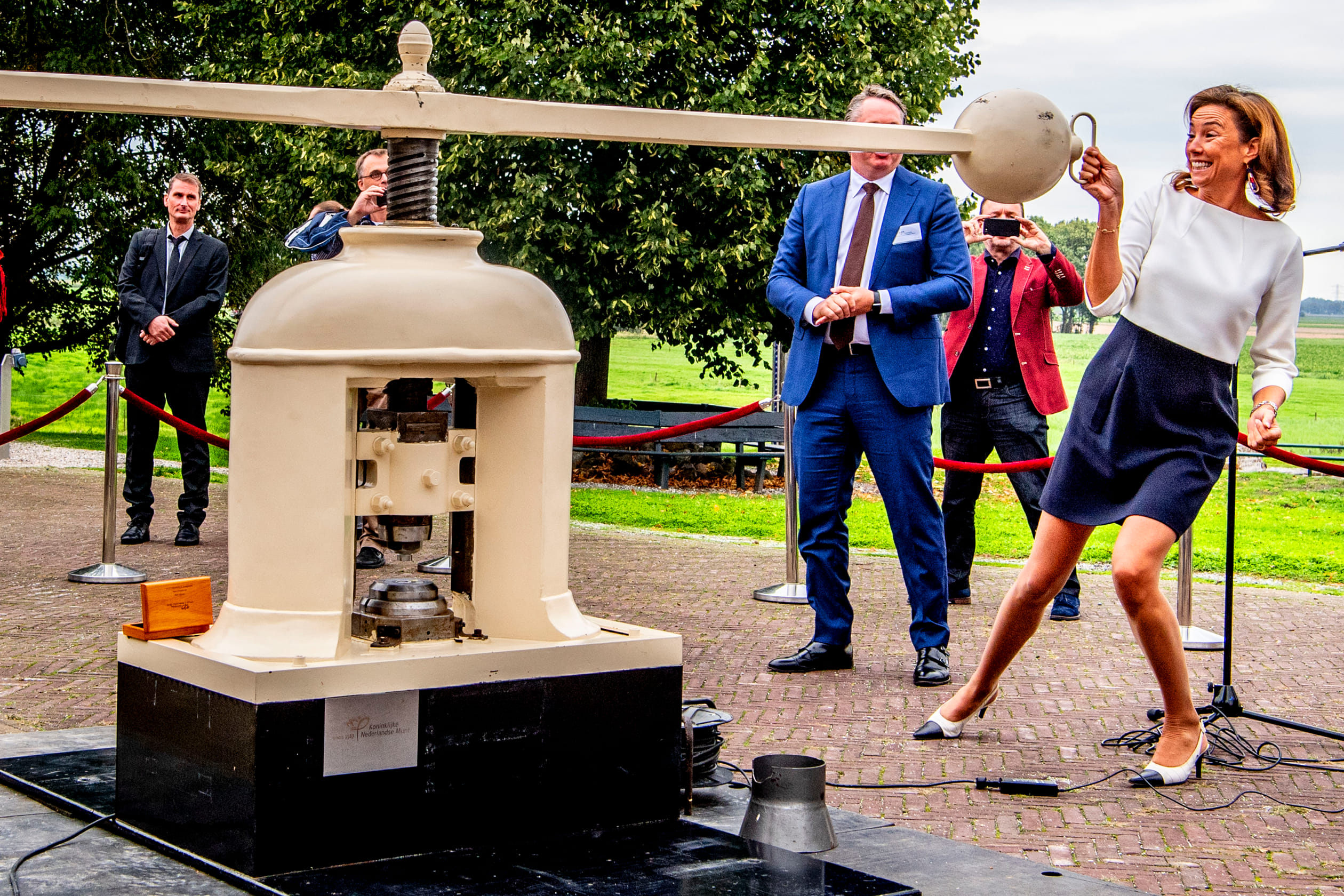 Marilène mocht zelf de speciale slingerpers bedienen waarna ze het bijzondere muntstuk van vijf euro