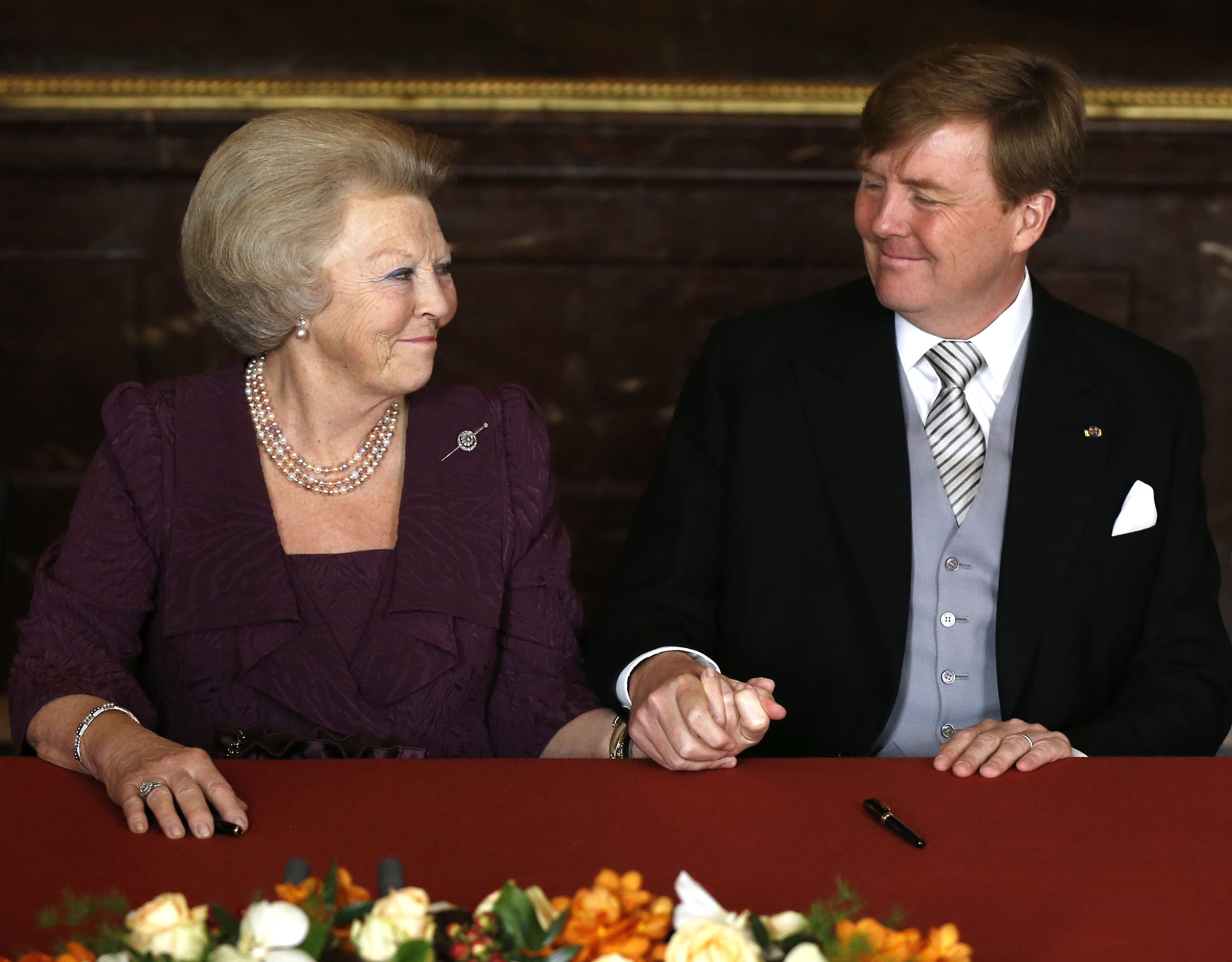 Beatrix_en_Willem-Alexander_abdicatie.jpg
