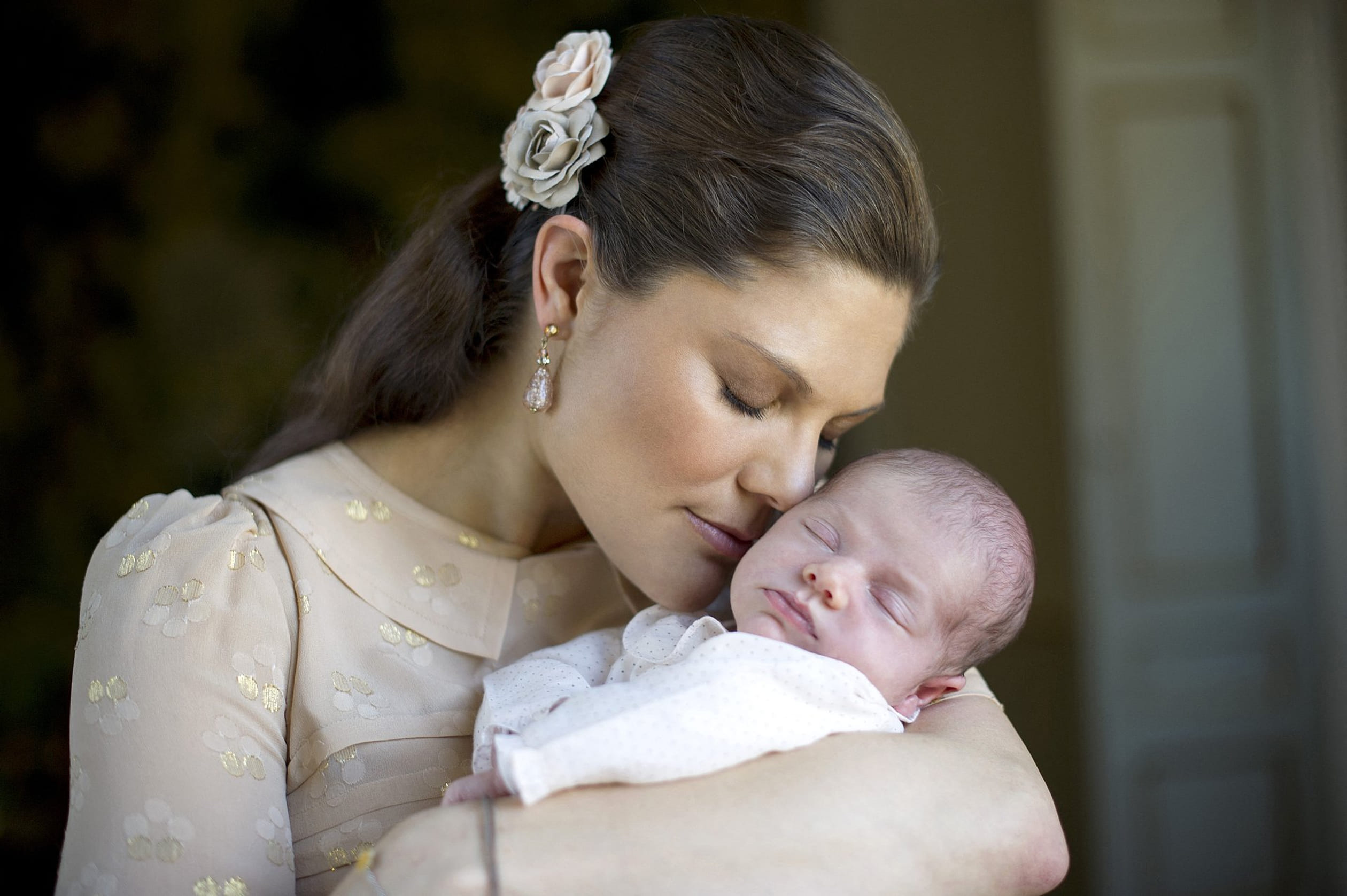 Kroonprinses_Victoria_met_pasgeboren_dochter.jpg