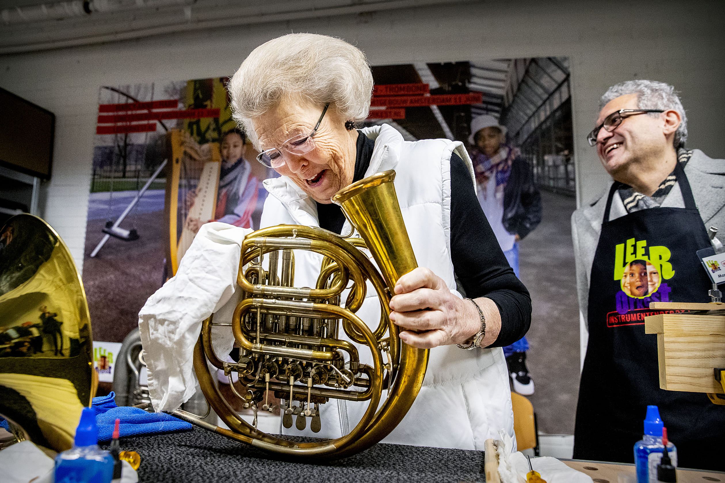 Tijdens de jaarlijkse NLdoet dag steekt Beatrix de handen uit de mouwen. Dit jaar maakte ze samen