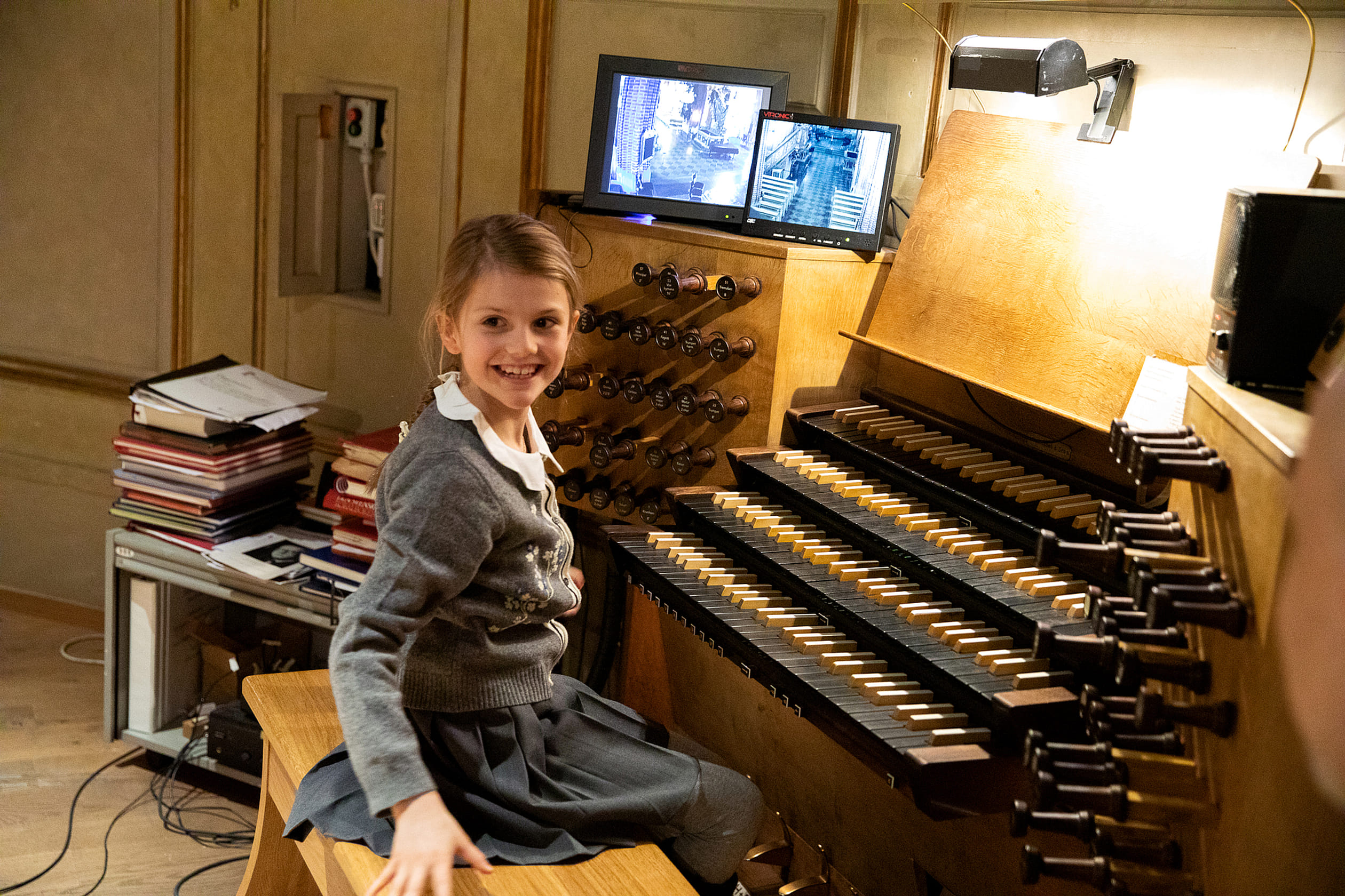 Prinses_Estelle_achter_orgel.JPG
