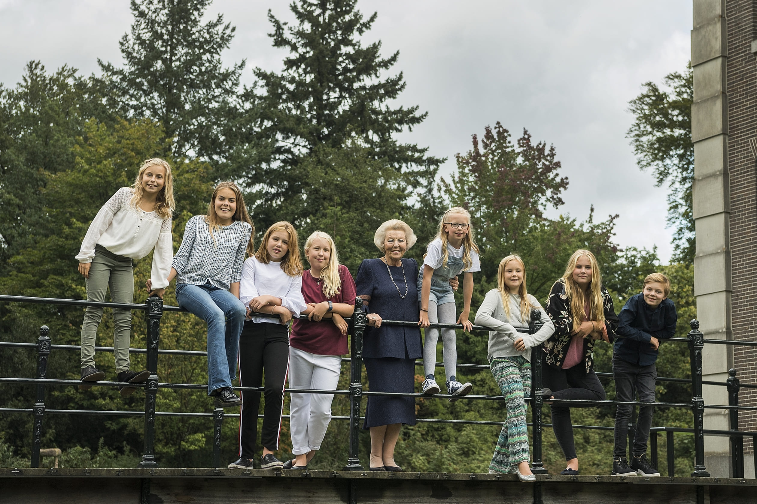 Prinses_Beatrix_met_kleinkinderen_80_jaar.jpg