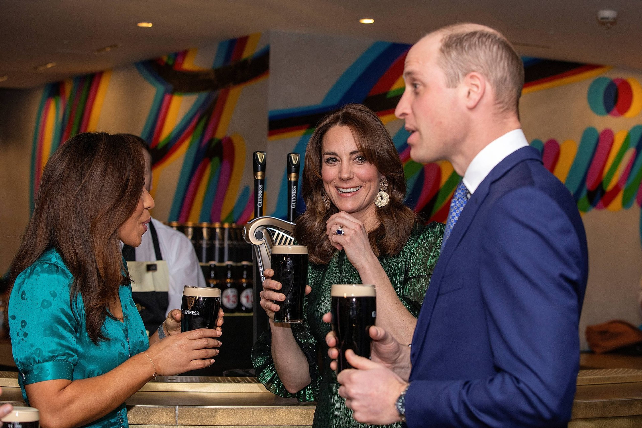 William en Catherine bij de brouwerij waar Elizabeth in 2011 was.