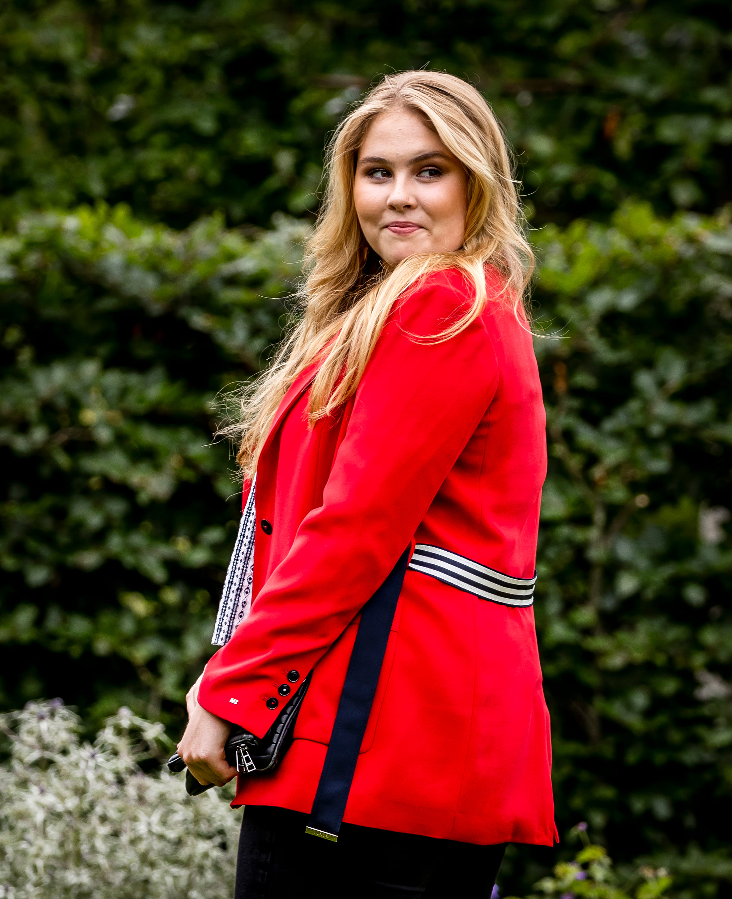 Prinses_Amalia_rode_blazer_met_riem.jpg