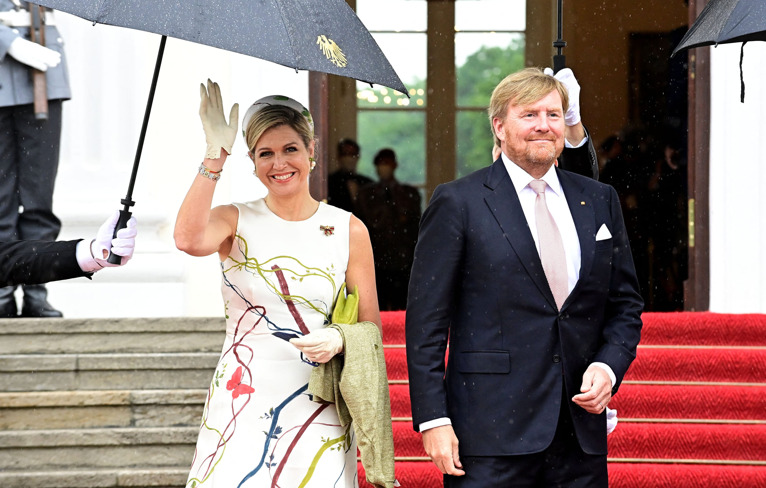 Na aankomst werd het koninklijk paar officieel welkom geheten door bondspresident Frank-Walter