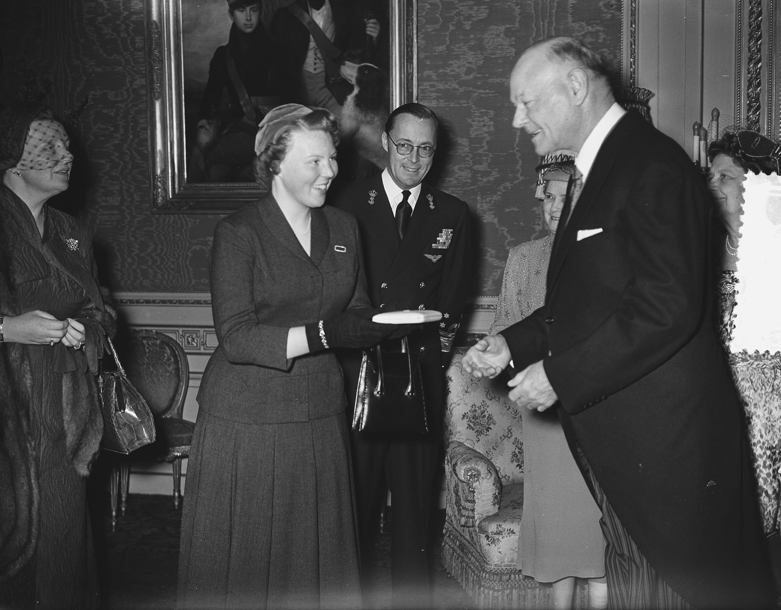 Prinses Beatrix krijgt diverse geschenken aangeboden bij haar installatie in de Raad van State.