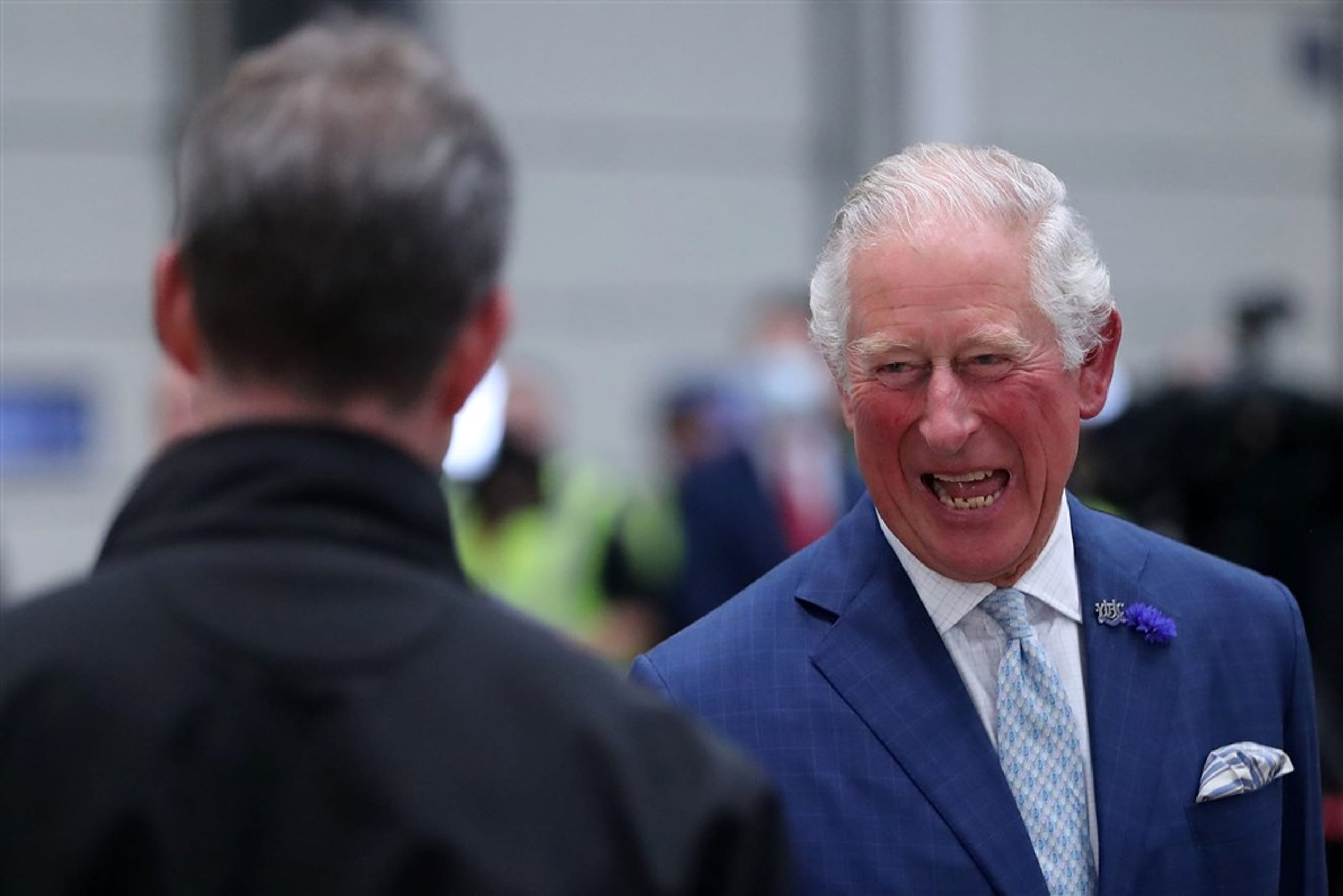 Onlangs werd prins Charles lachend gespot toen hij een grapje maakte tegen zijn chauffeur Stephen