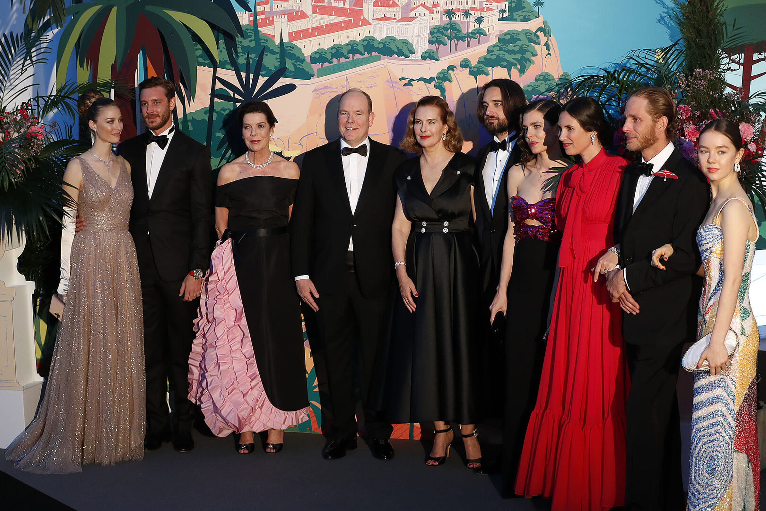 Prins Albert en prinses Caroline poseren met familie en de Franse actrice Carole Bouquet.