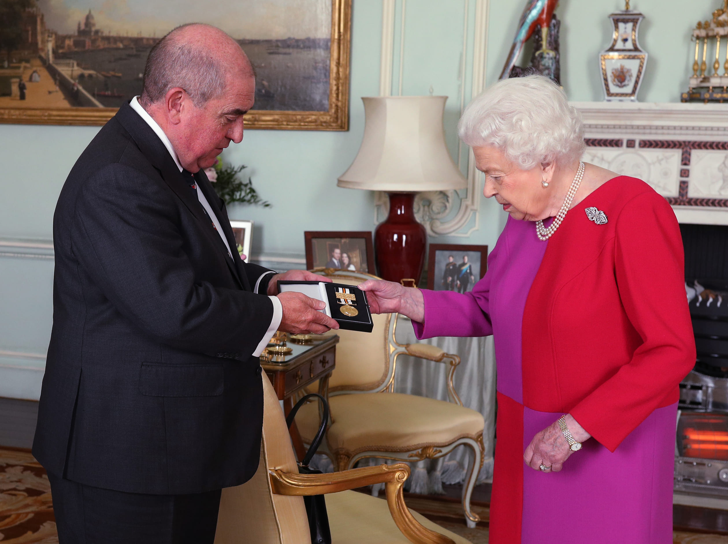 Ook de Queen doet mee aan de modetrend: in maart 2020 draagt zij bij een audiëntie deze hippe jurk.