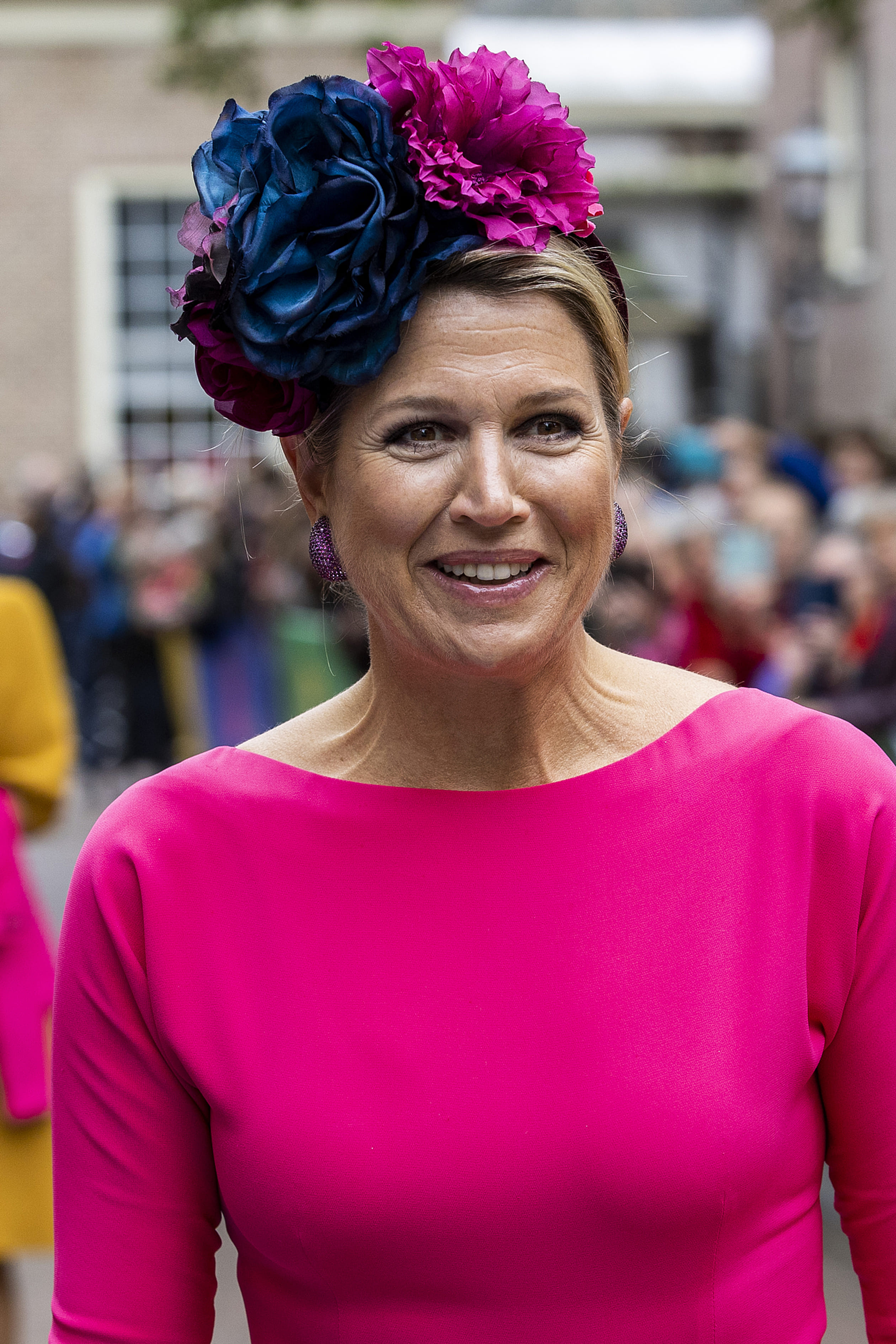 De Mexicaanse kunstenares Frida Kahlo droeg graag een paar kleurrijke bloemen in haar donkere lokken. Voor Máxima reden om ook een haardecoratie met bloemen te kiezen!