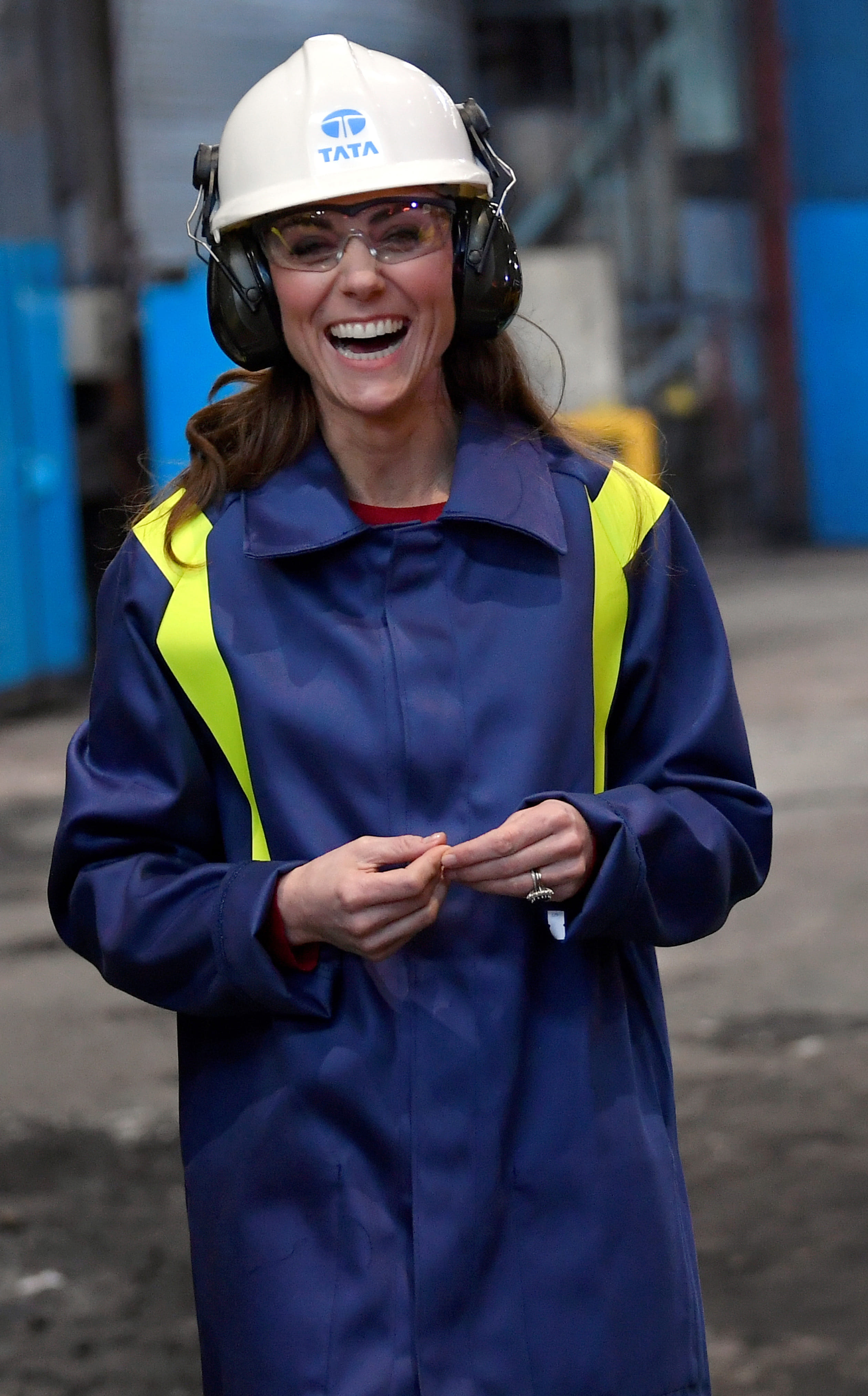 Catherine moet in februari een beschermend pak aantrekken bij een bezoek aan Tata Steel.