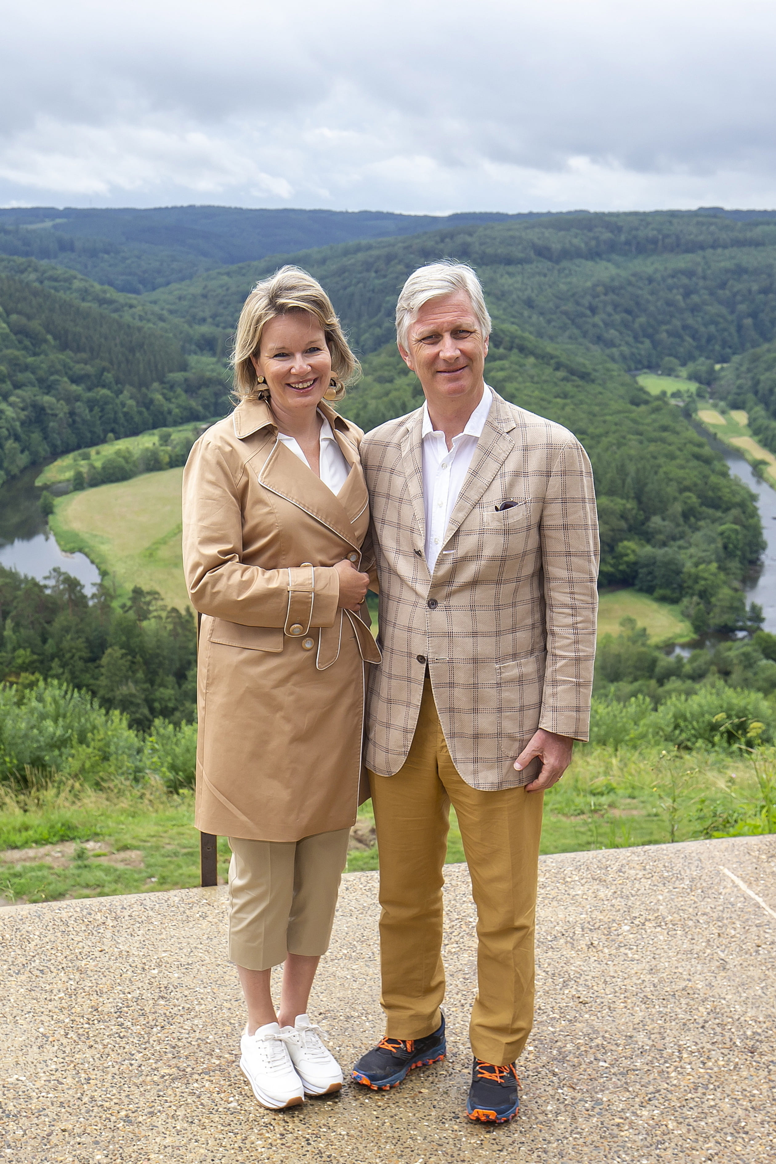 De camel trenchcoat is van Caroline Biss.