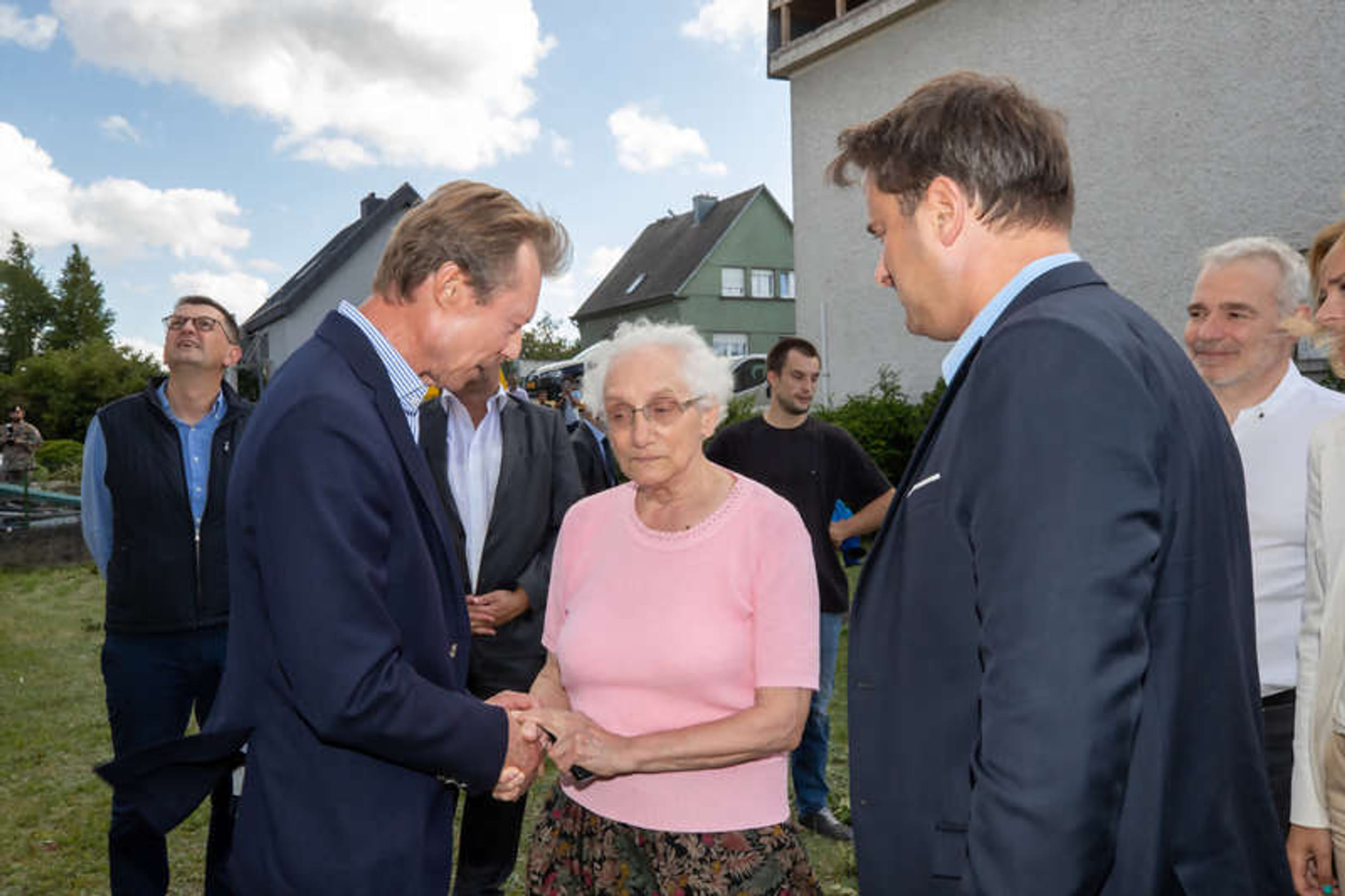 Groothertog_Henri_en_oudere_dame_na_tornado.jpg