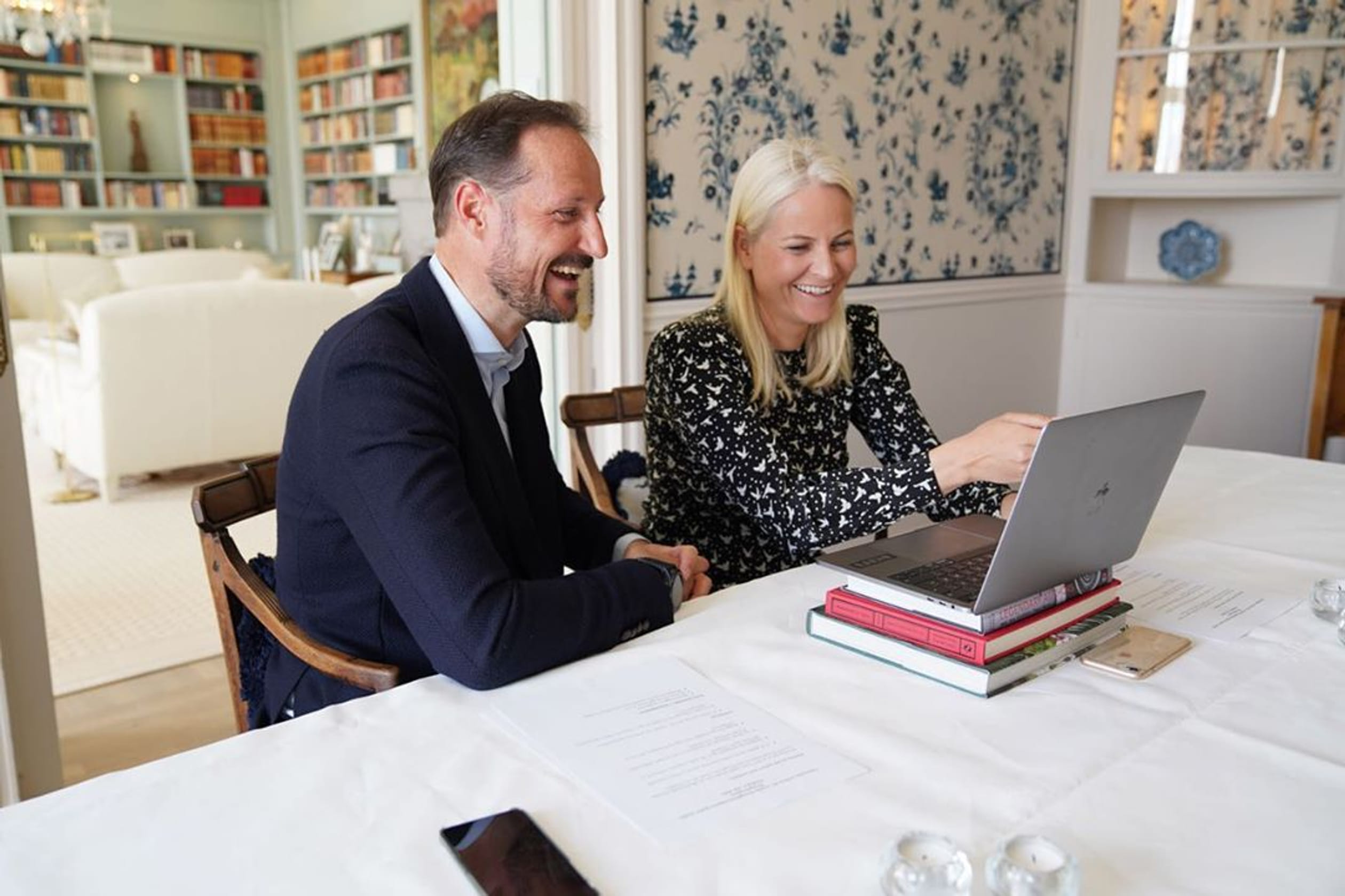 kroonprins_haakon_noorwegen_werk_videobellen_zweden.jpg