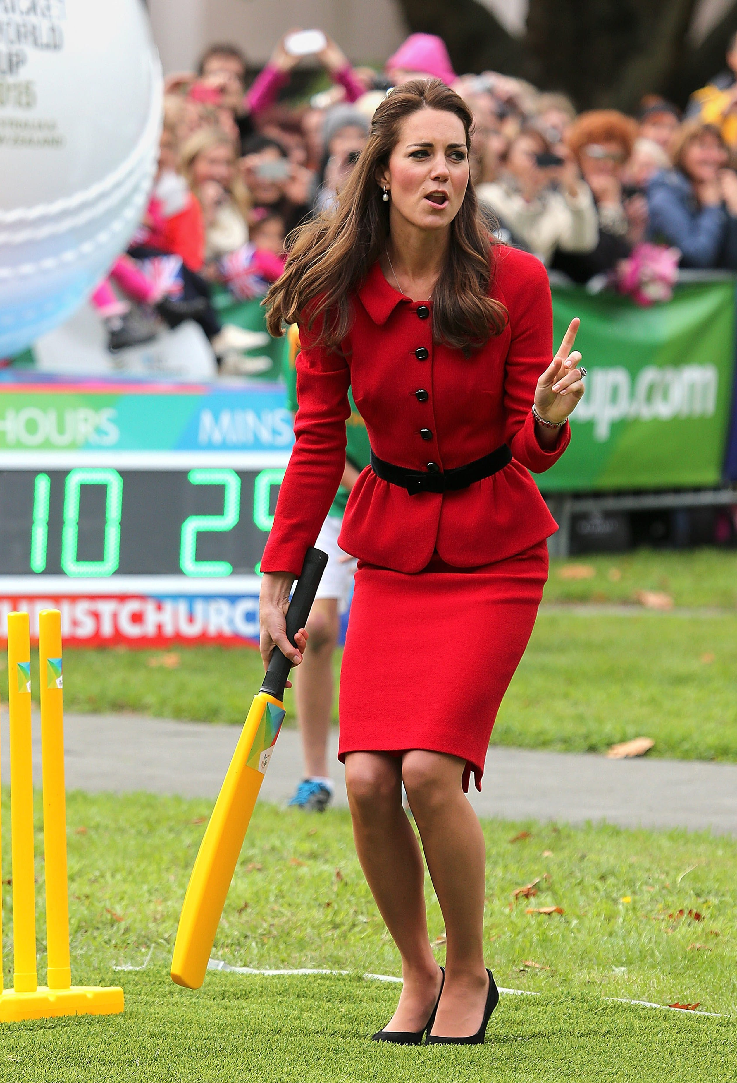 2014:  Catherine is het niet eens met de capriolen van prins William tijdens hun bezoek aan