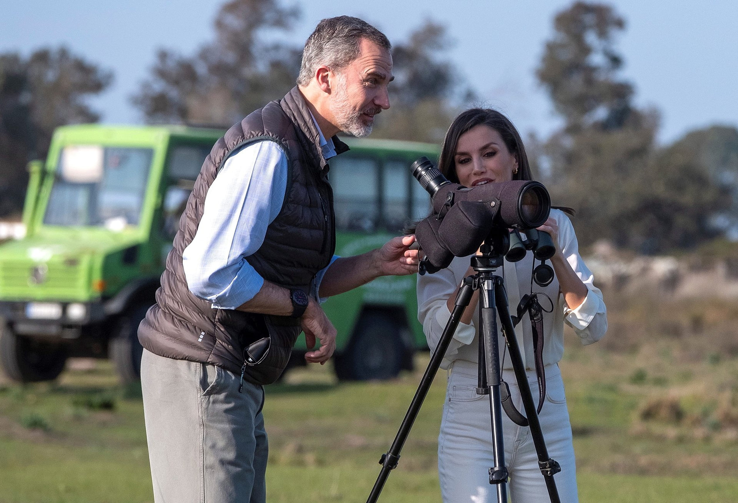 Koning_Felipe_en_koningin_Letizia_telescoop_bezoek_natuurpark.jpg
