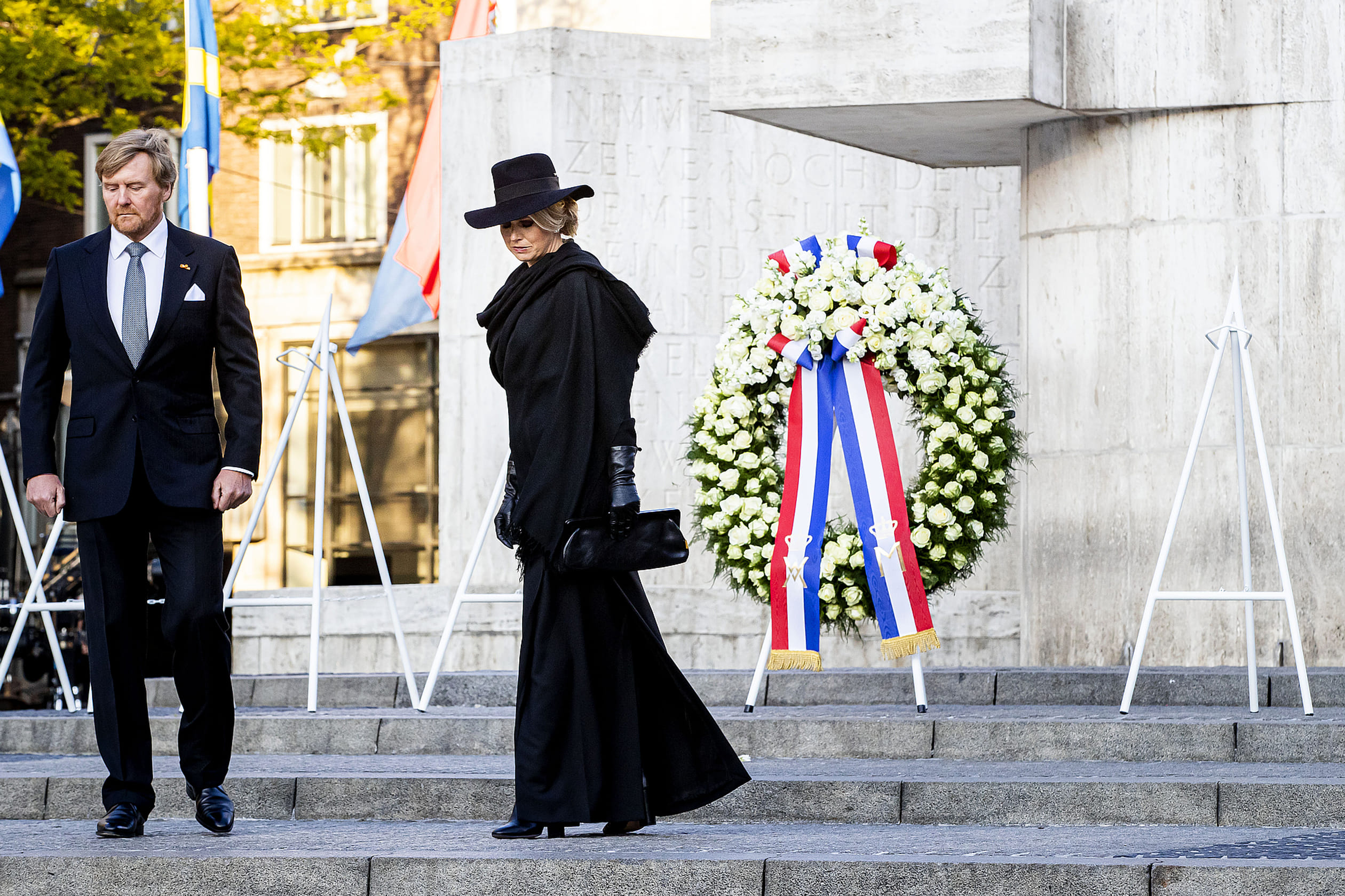 Máxima in een volledig zwarte look tijdens de Dodenherdenking op de Dam in Amsterdam.