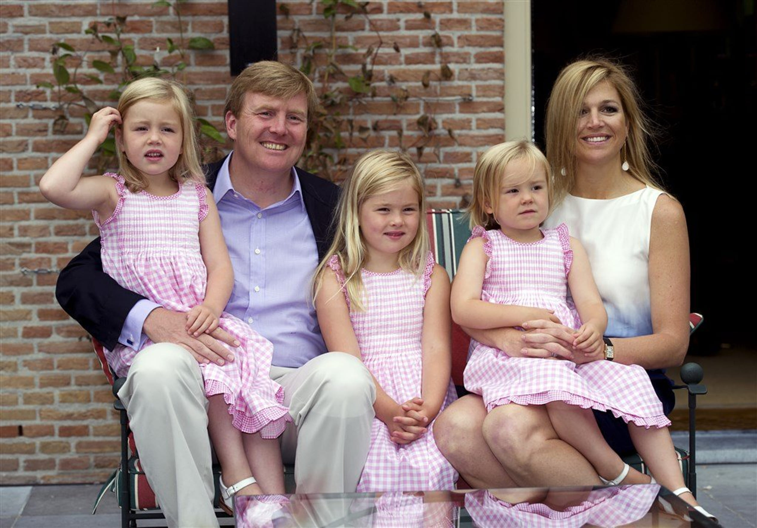 Hier nog prins Willem-Alexander, prinses Máxima en hun dochtertjes Alexia, Amalia en Ariane poseren