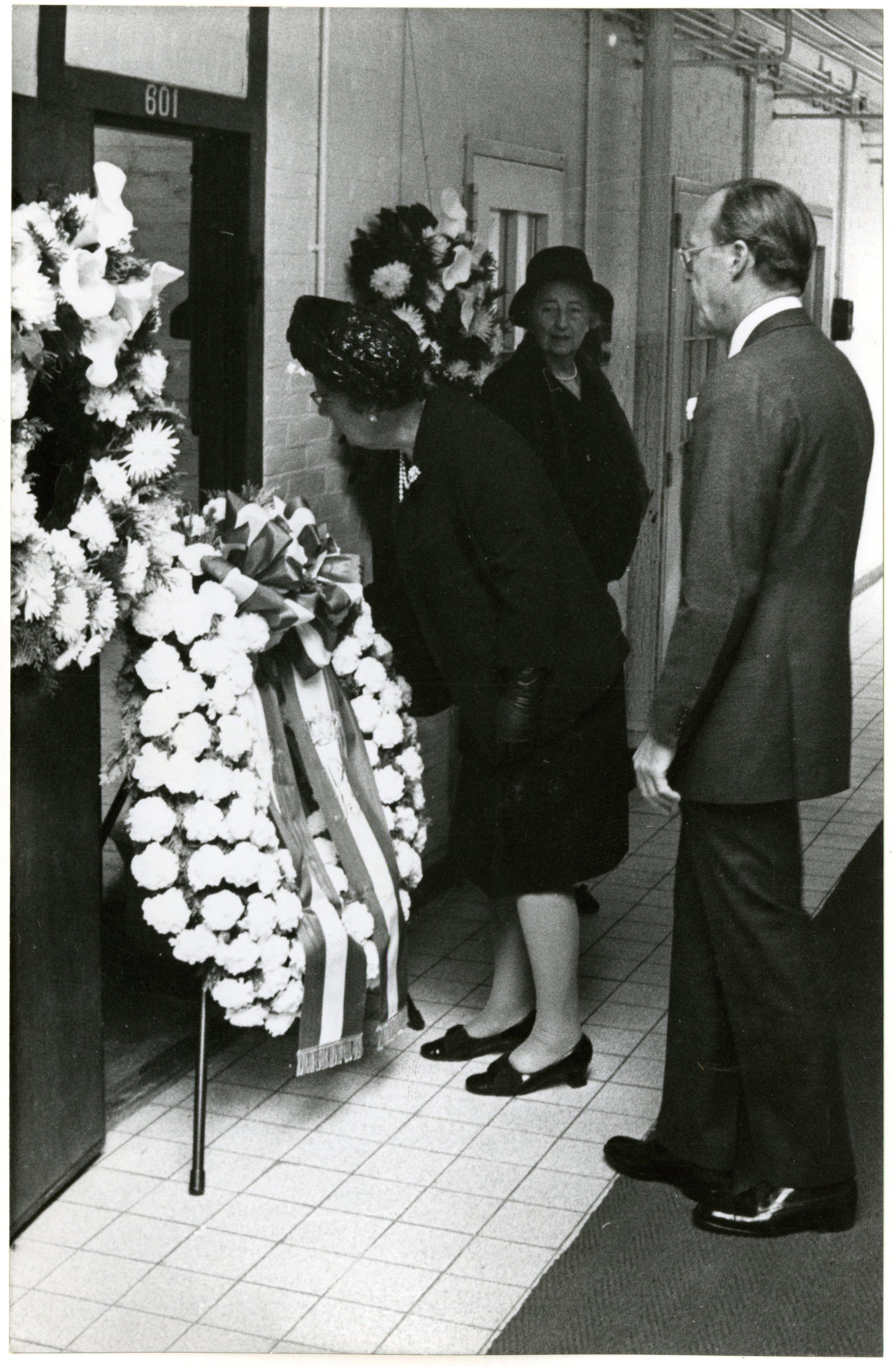 Koningin Juliana en prins Bernhard wonen de vijfentwintigste dodenherdenking bij in 1970.