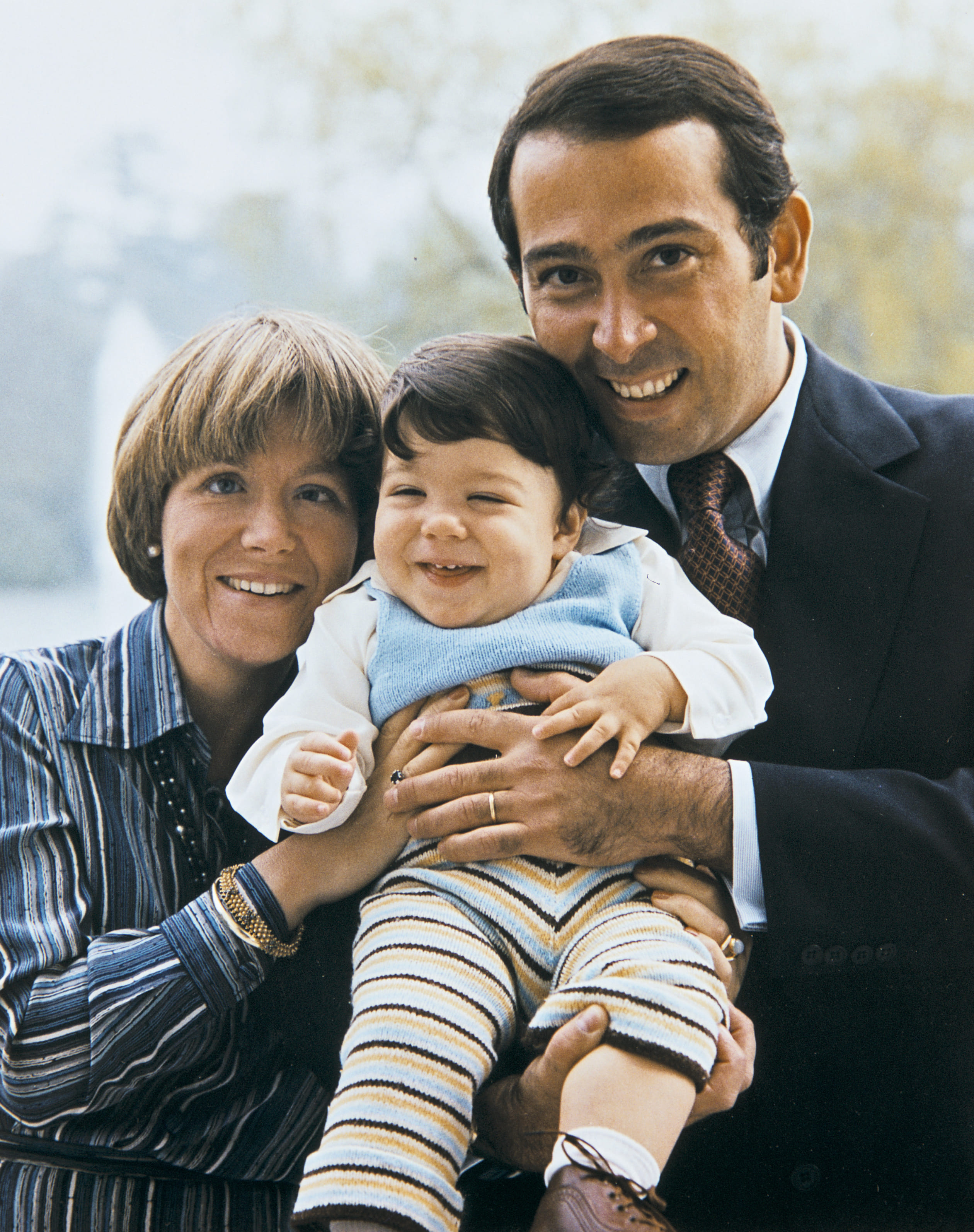 Familieportret van prinses Christina en Jorge Guillermo ter gelegenheid van de eerste verjaardag van
