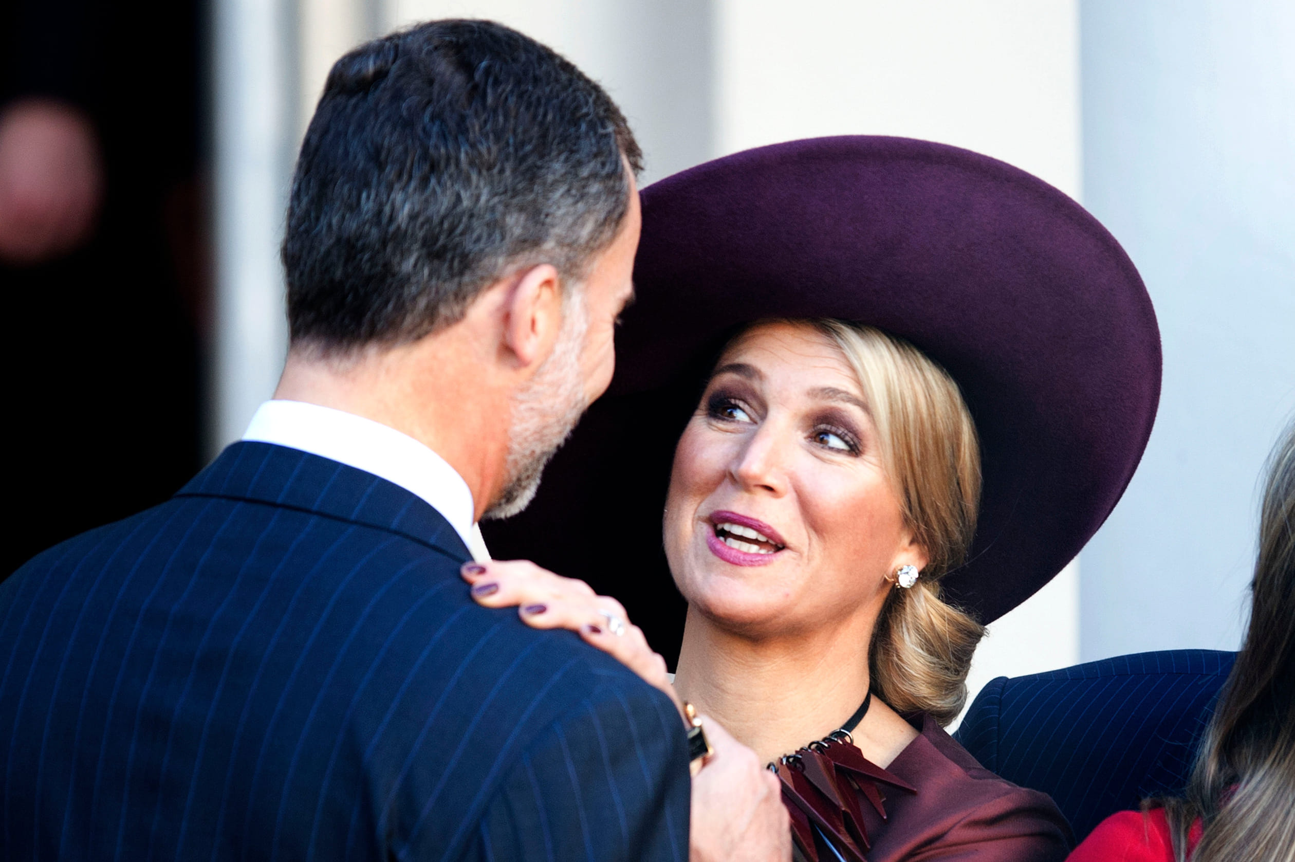 2014: Máxima begroet de Spaanse koning Felipe tijdens een kennismakingsbezoek.