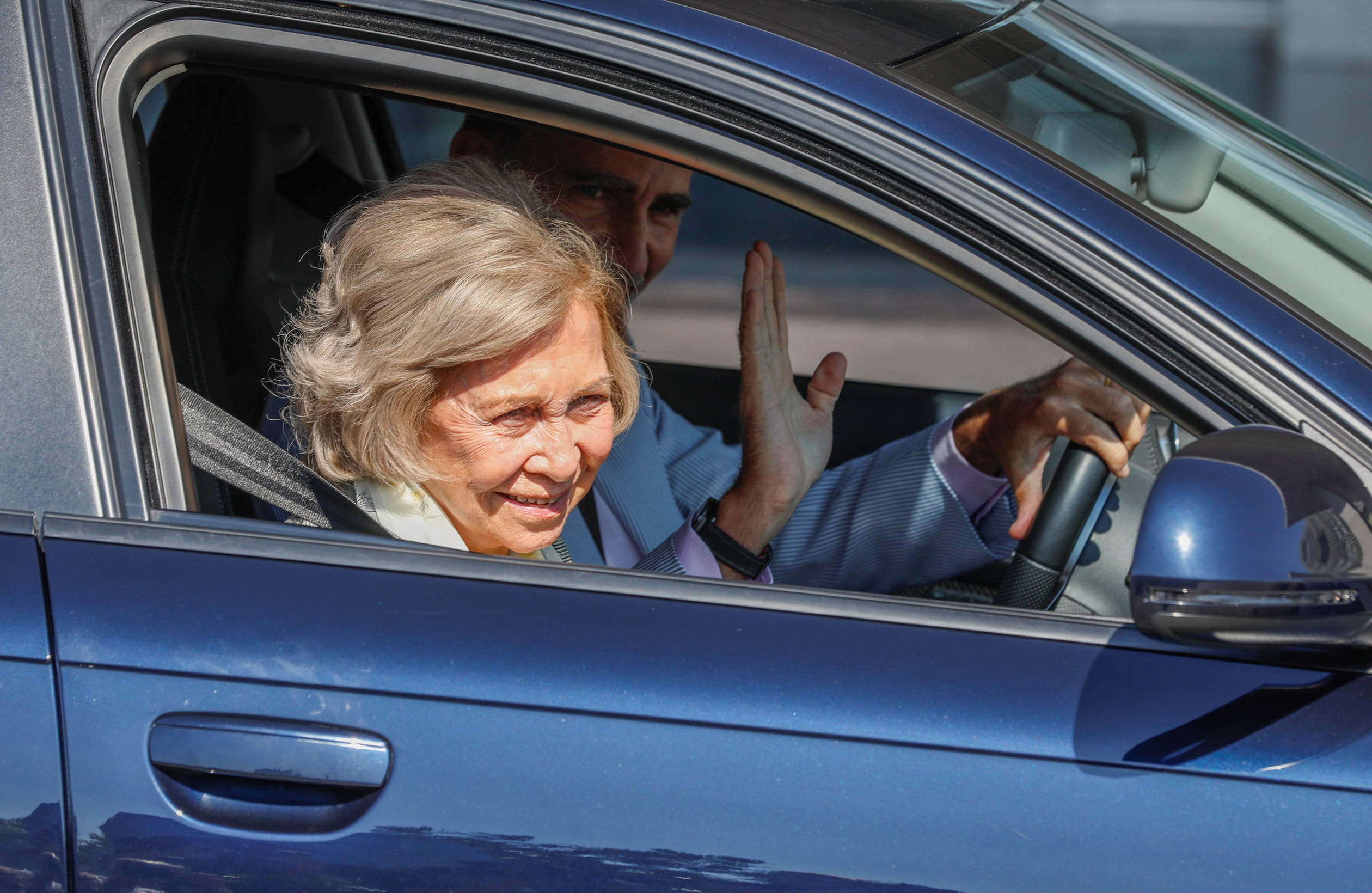Koning_Felipe_in_auto_met_moeder.jpg