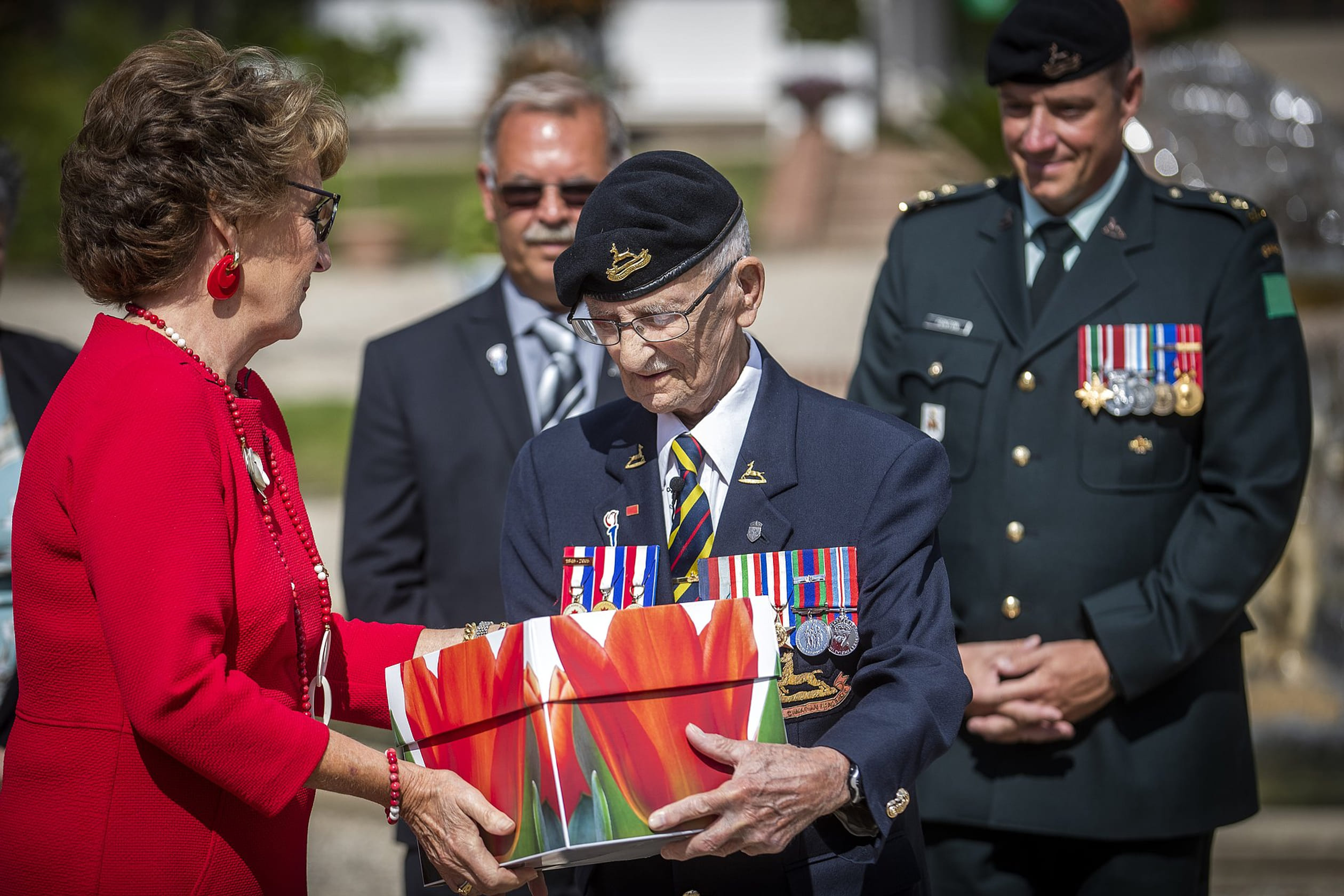 Prinses_Margriet_overhandigt_tulpenbollen.jpg