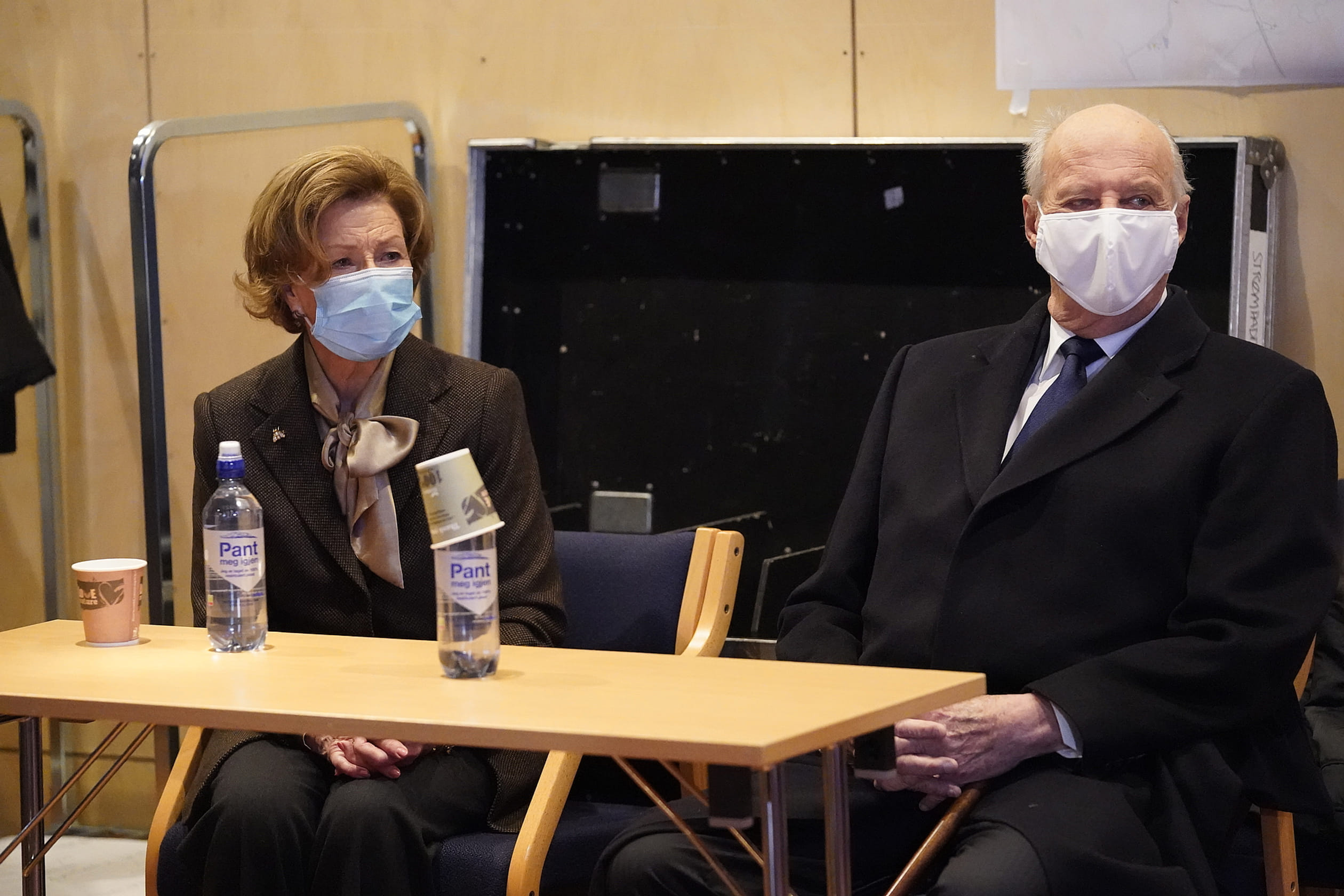 Koningin_Sonja_en_koning_Harald_bezoek_aardverchuiving.jpg
