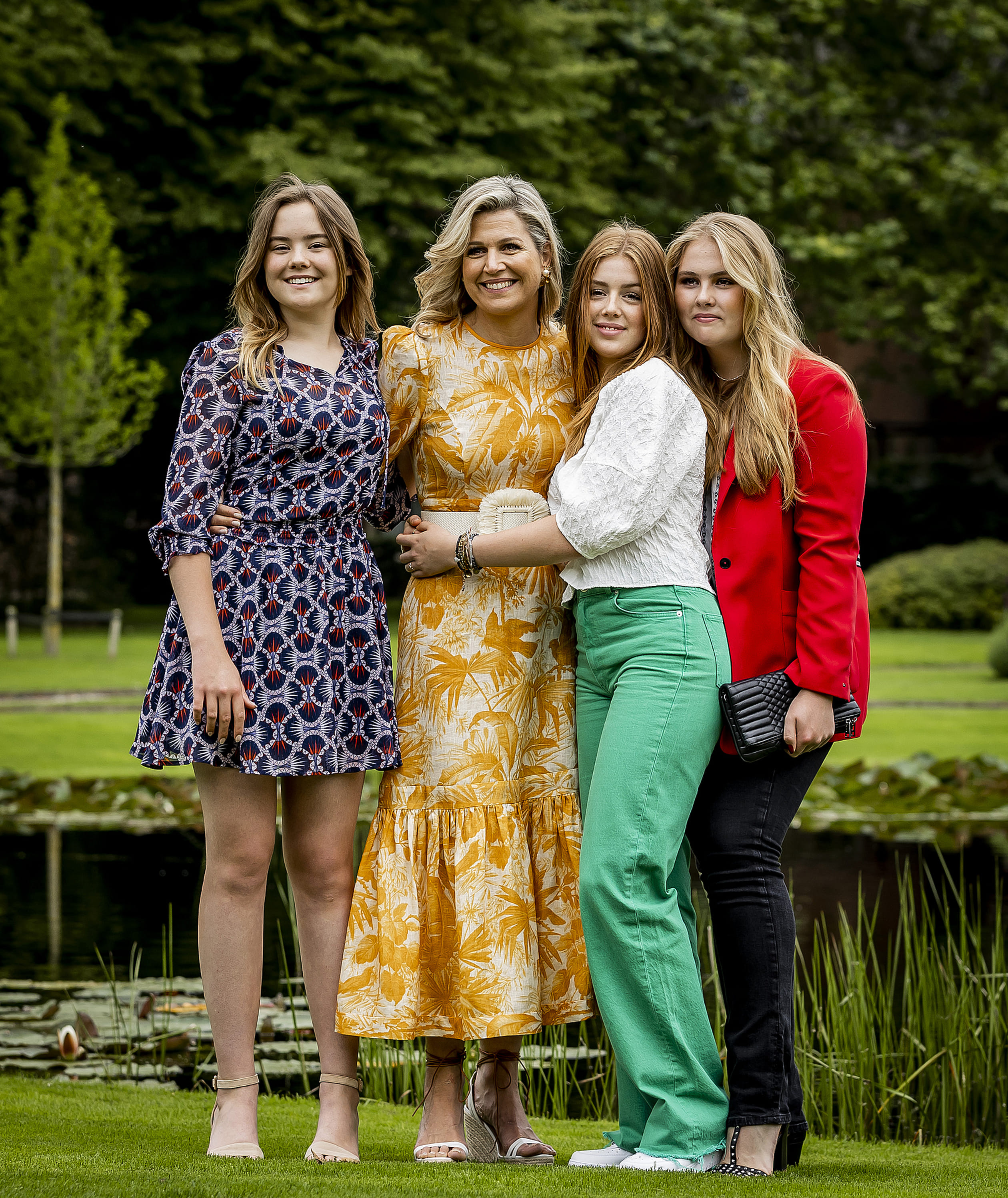 Koningin_Maxima_en_haar_dochters.jpg
