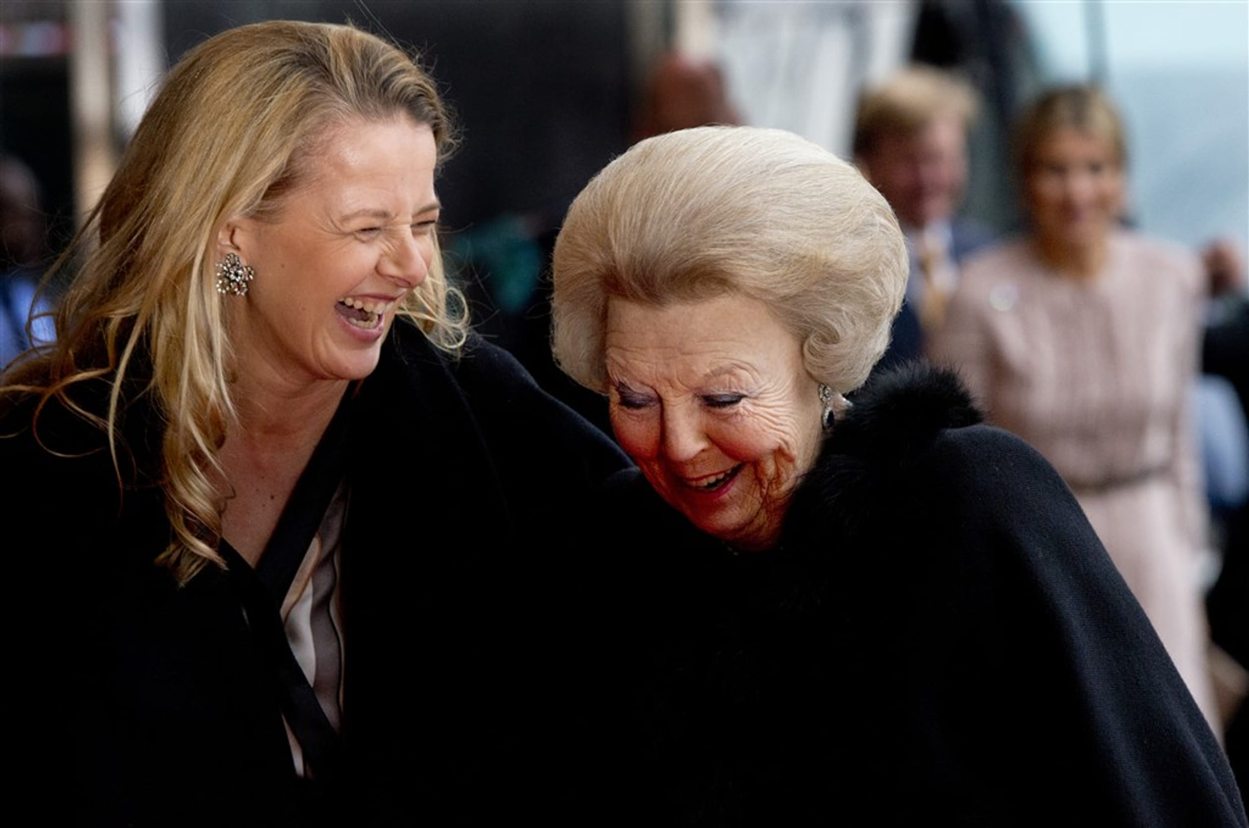 Koningin Beatrix en prinses Mabel hebben pret als ze aankomen in het Beatrix Theater, waar de