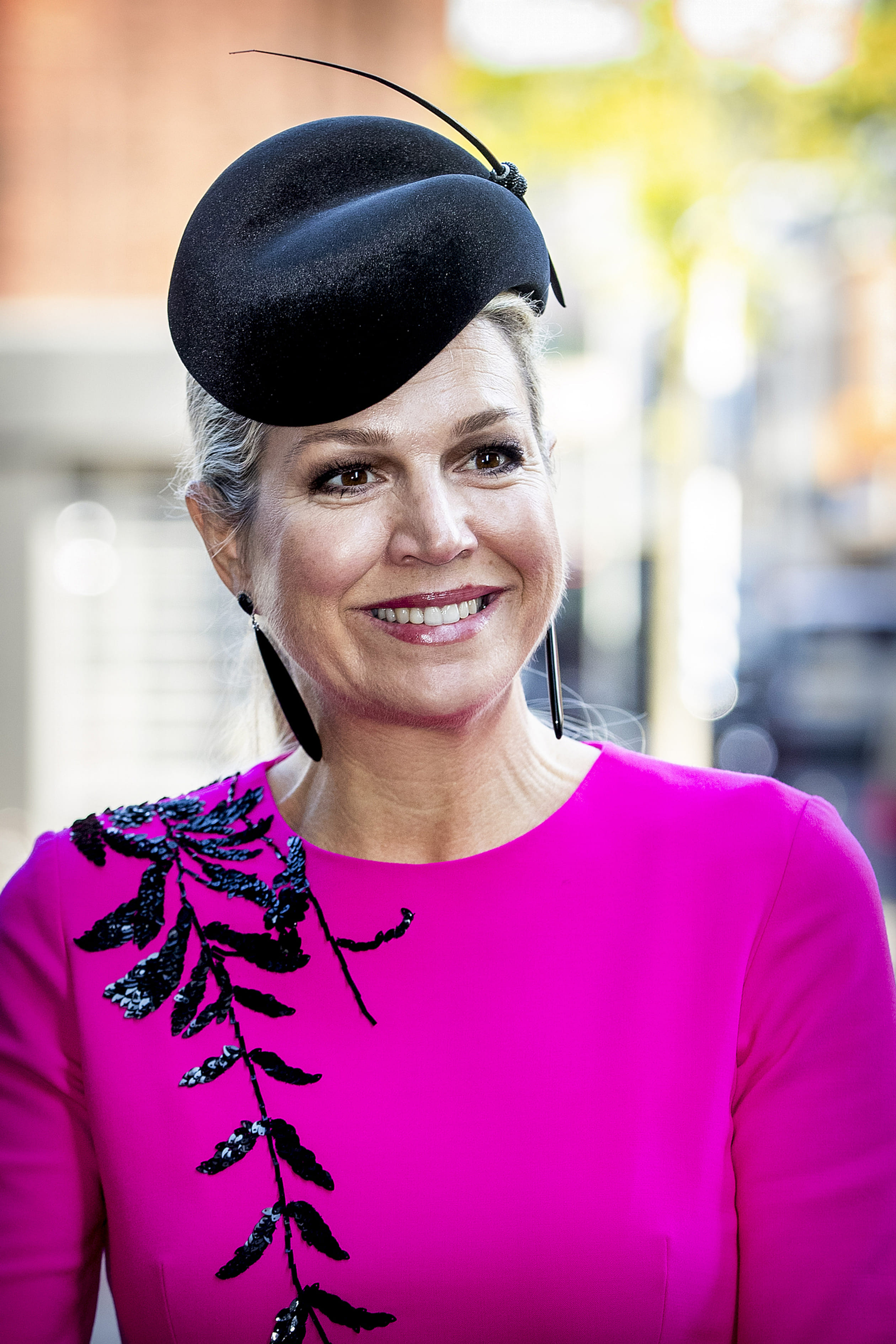 Voor het jubileumcongres van het Nibud kiest Máxima eveneens voor een bekende outfit. De knalroze