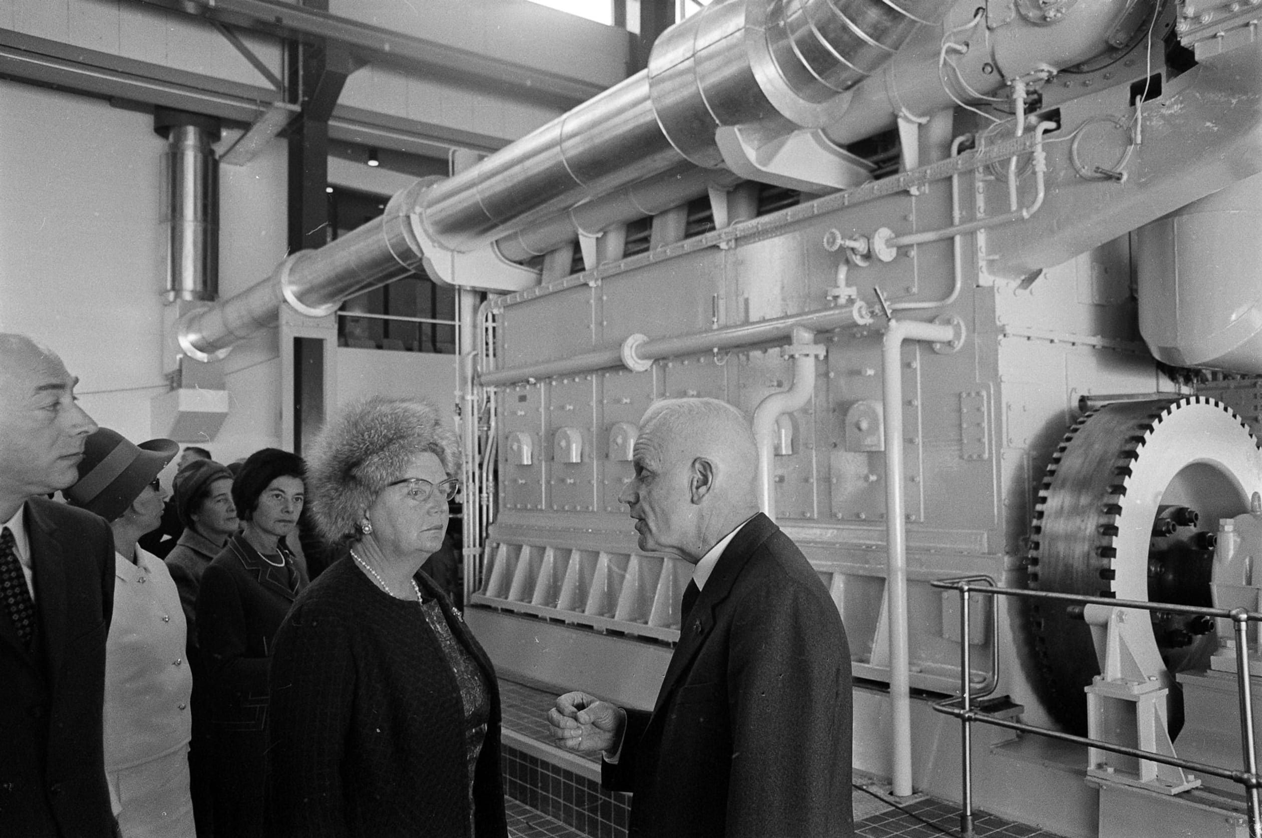 Koningin Juliana bij de indrukwekkende pomp van het gemaal in gesprek met ir. F.L. van der Boon,