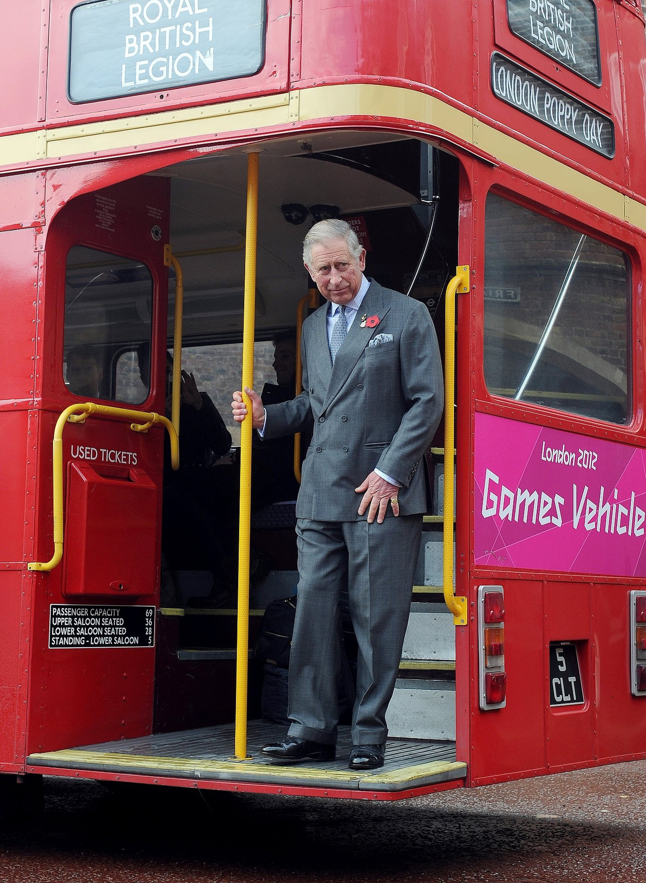 2012: Prins Charles met een van de wereldberoemde rode dubbeldekkers.