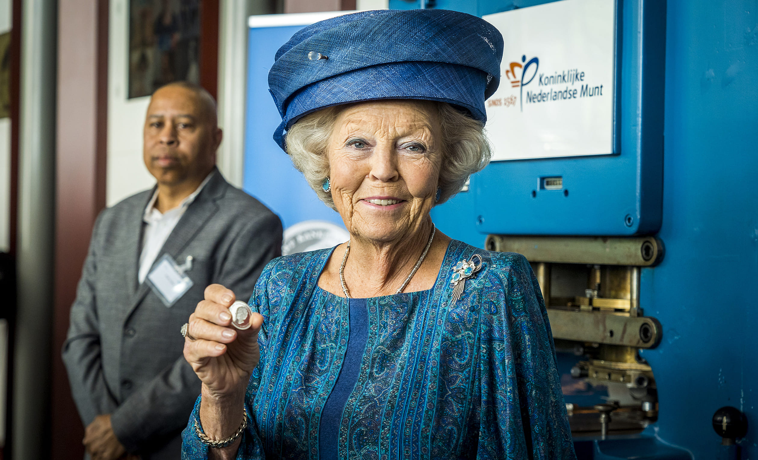 De prinses poseert met een speciale munt met haar gelijkenis erop. De munt werd gemaakt ter ere van