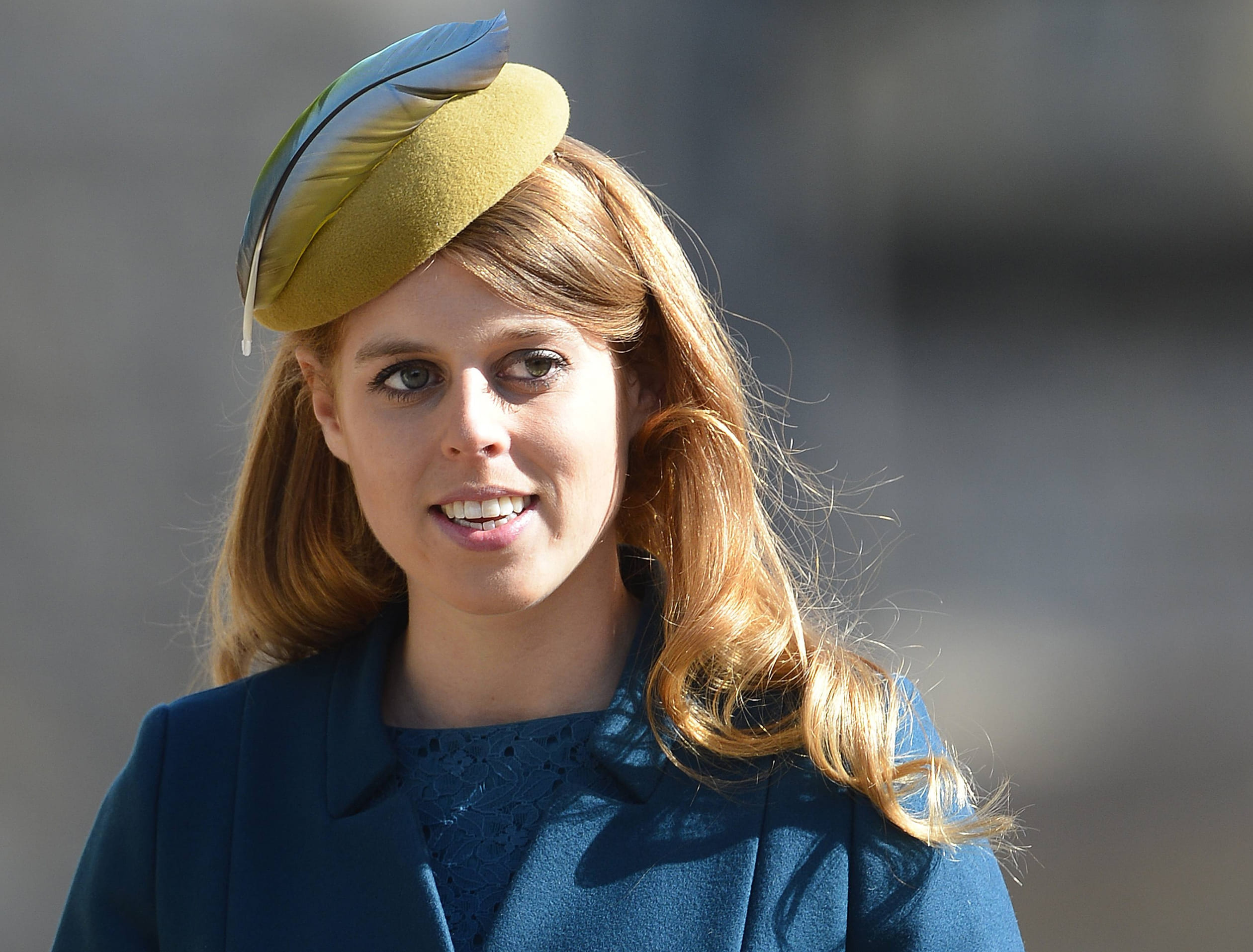 Prinses_Beatrice_hoedje_met_veer.jpg