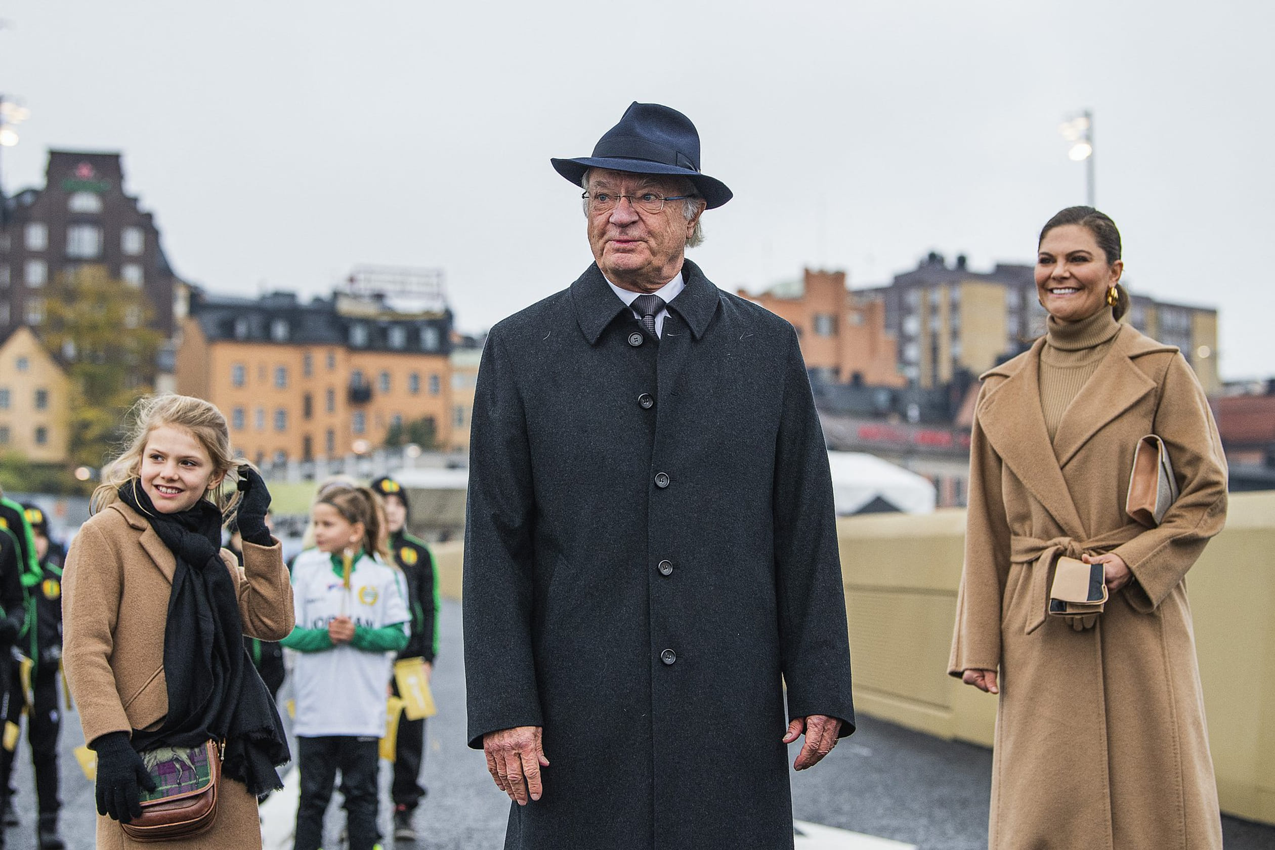 Koning_Carl_Gustaf_met_Victoria_en_Estelle.jpg