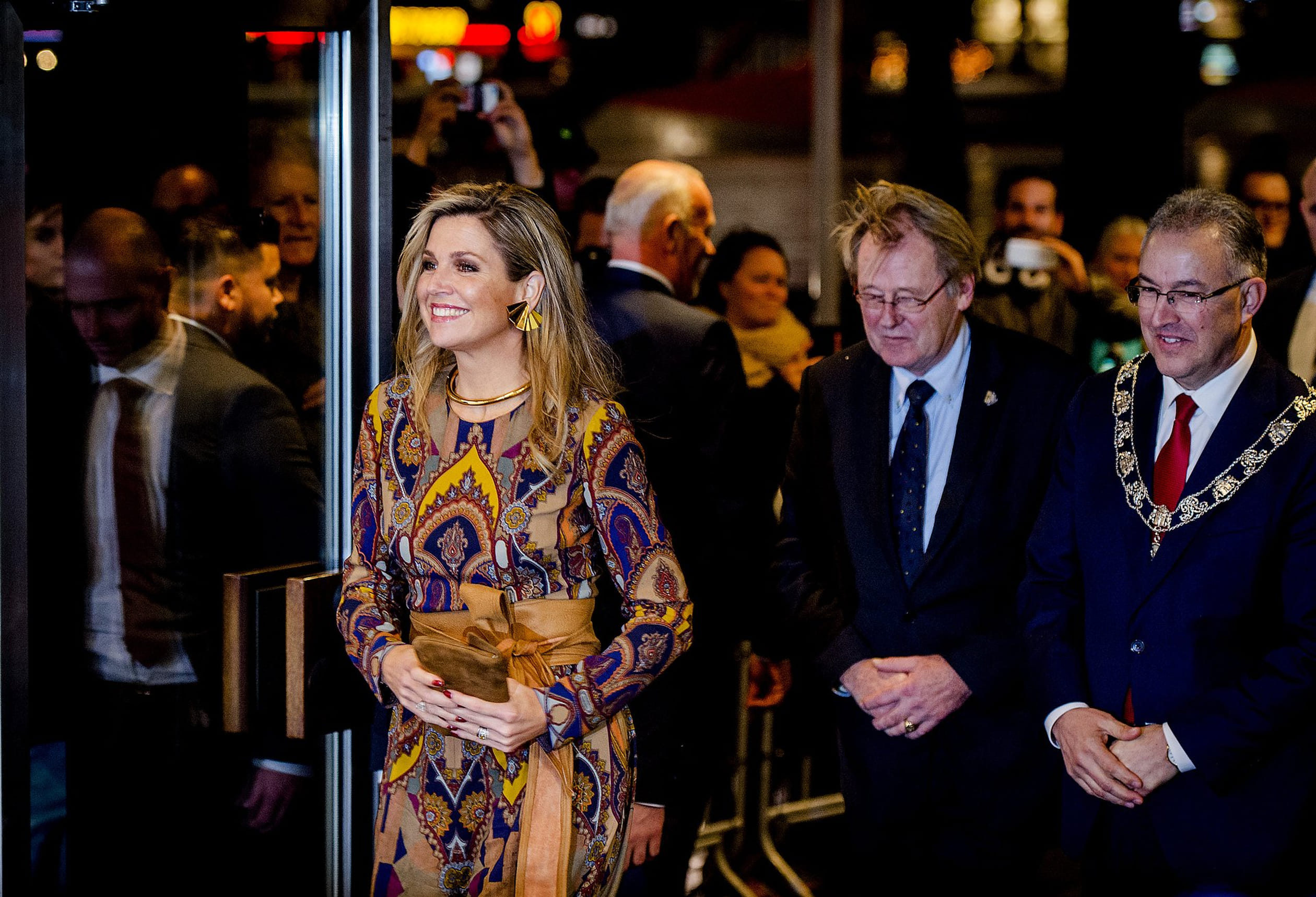 Máxima weet alle ogen op zich te richten met deze jumpsuit met opvallende print bij het