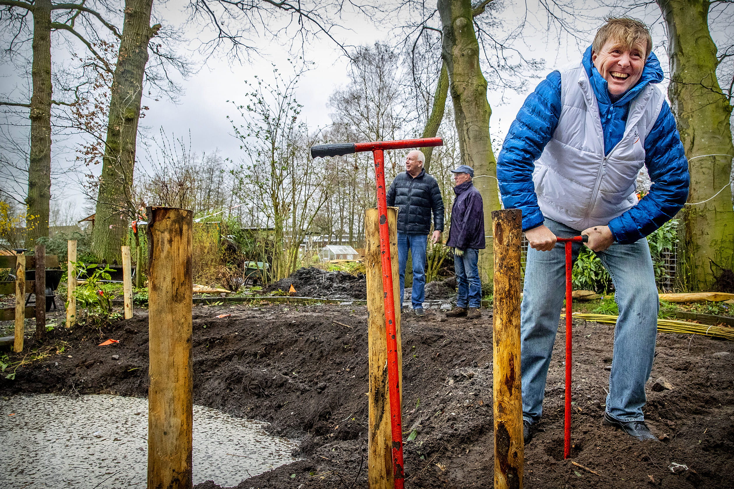 En weer of geen weer. Ook buiten worden de koninklijke spierballen getoond tijdens een klus bij