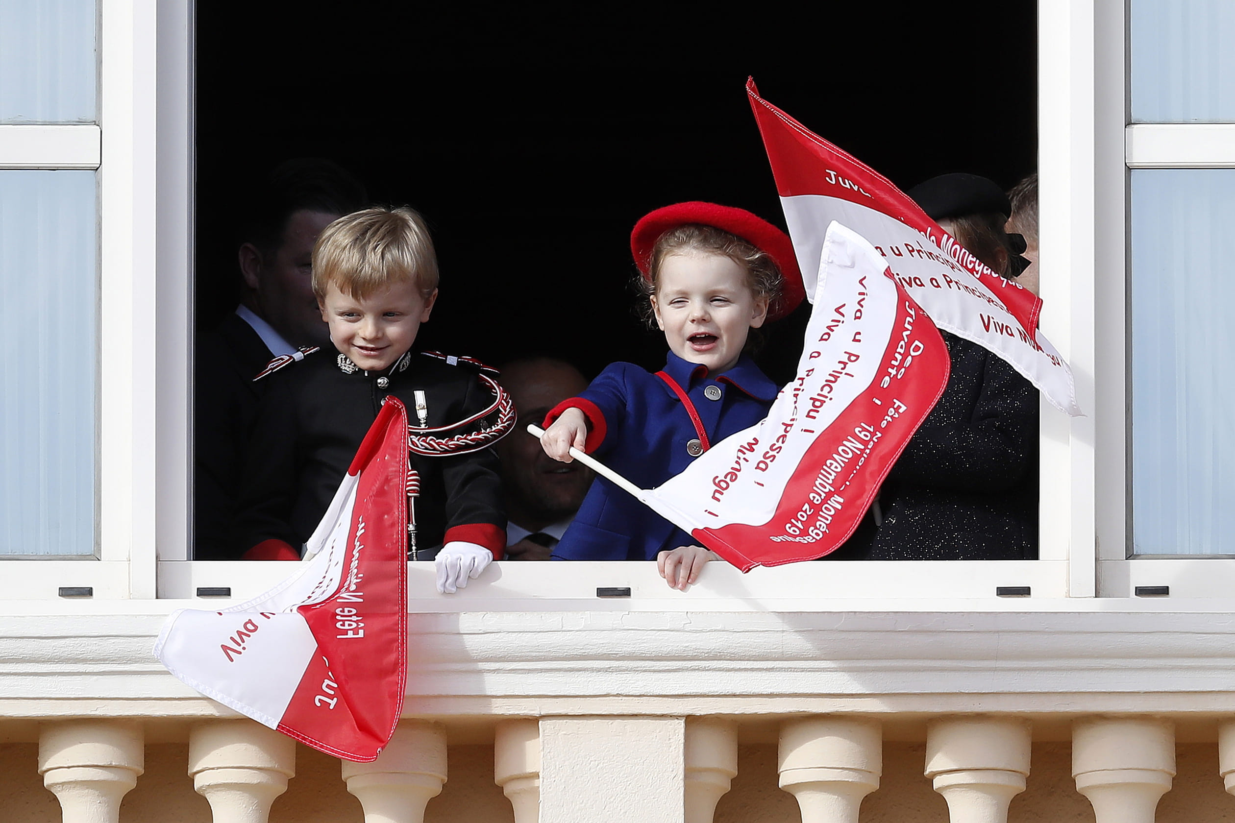 Prins_Jacques_en_prinses_Gabriella_met_vlaggen.jpg