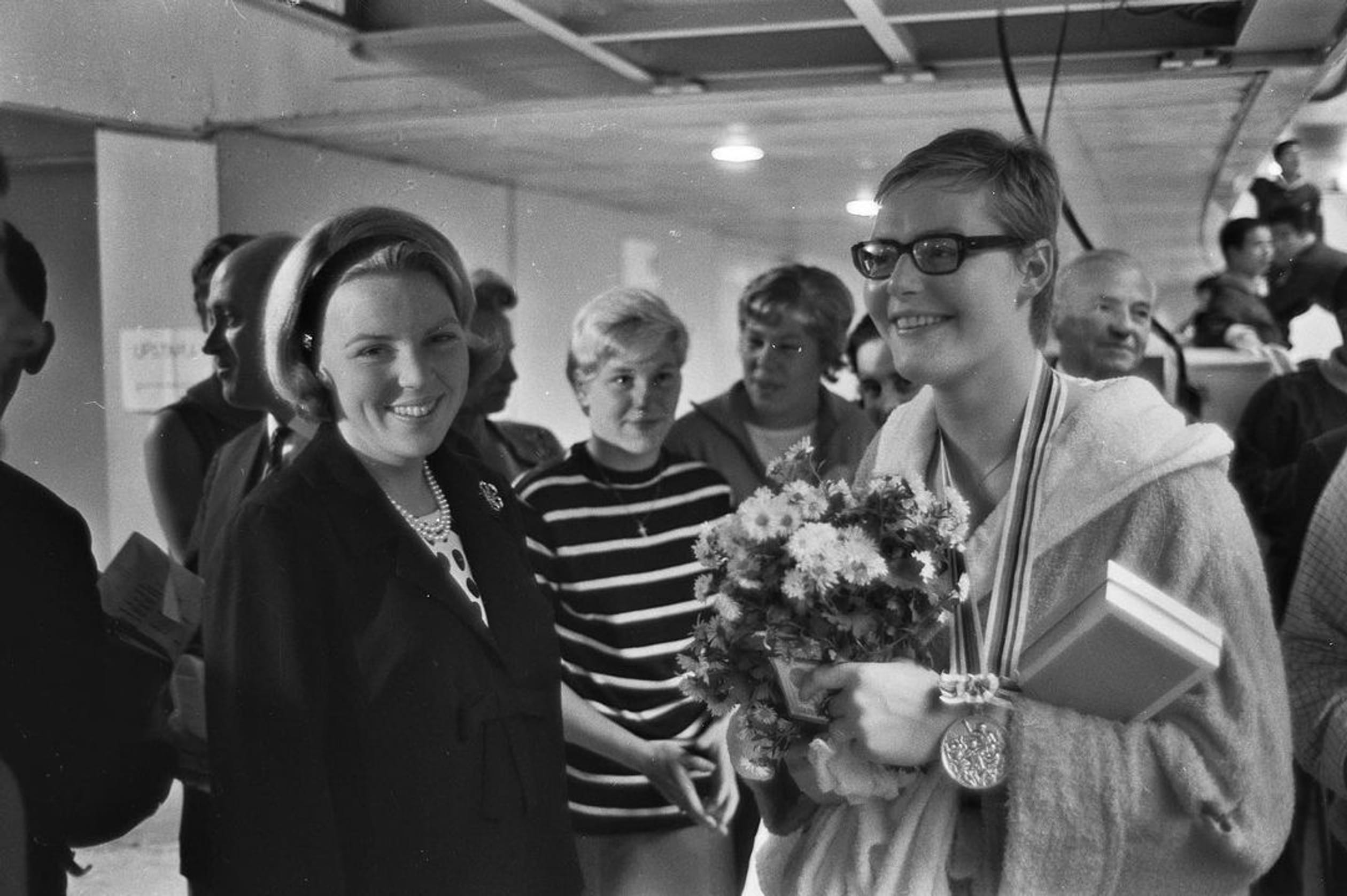 Beatrix feliciteert de prinses zwemster Ada Kok met haar zilveren medaille.