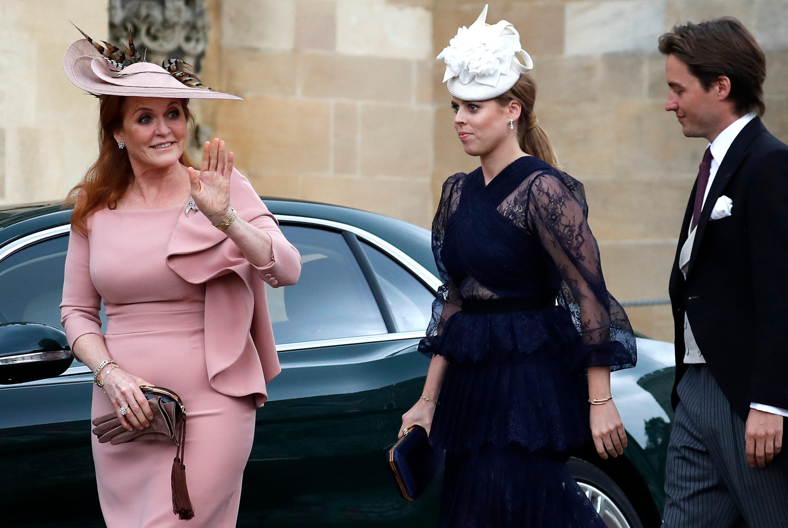 Prinses Beatrice met haar vriend tijdens het huwelijk van Lady Gabriella Windsor.