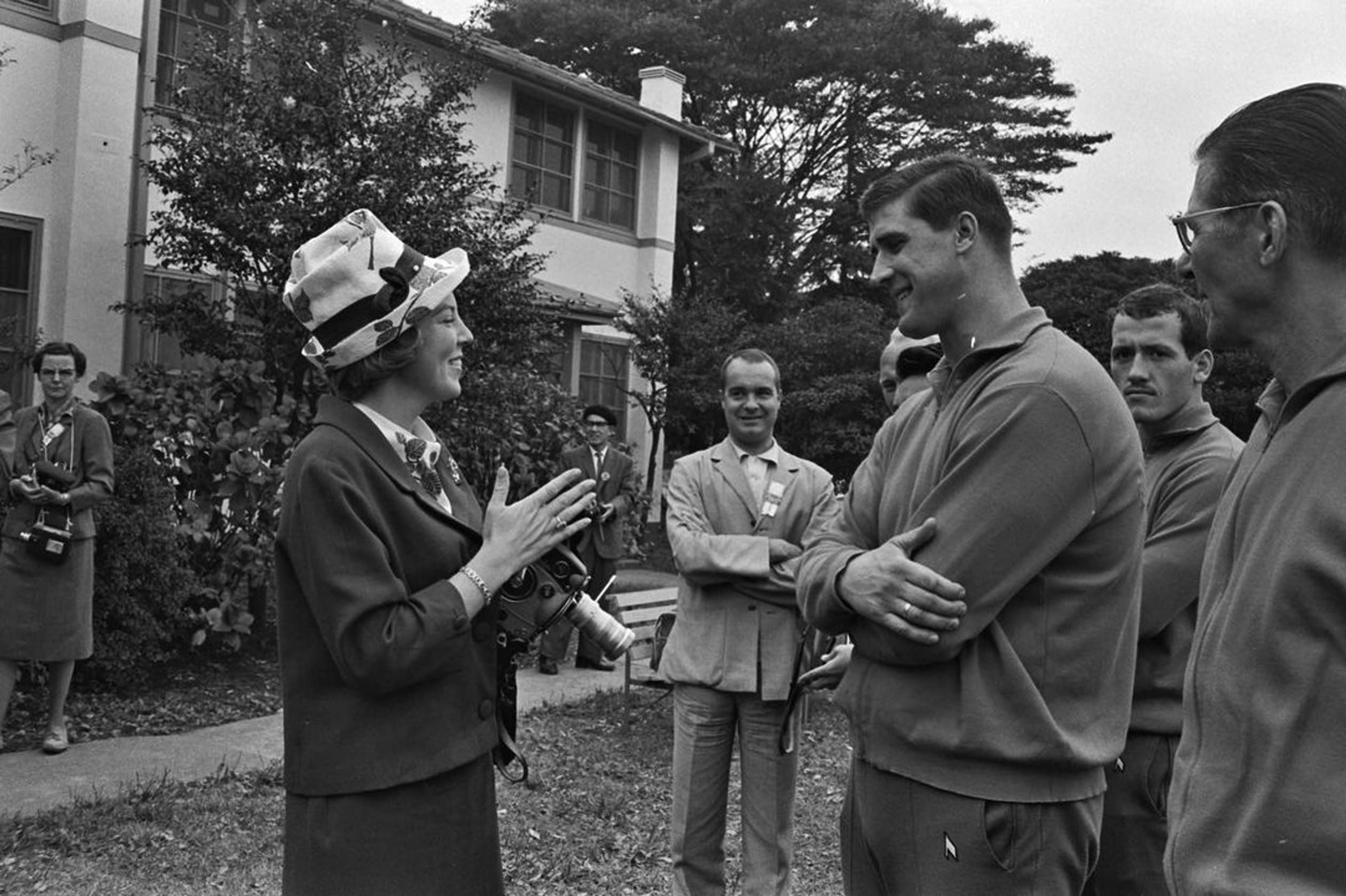 Beatrix maakt een praatje maakte met judoka Anton Geesink in het olympisch dorp.
