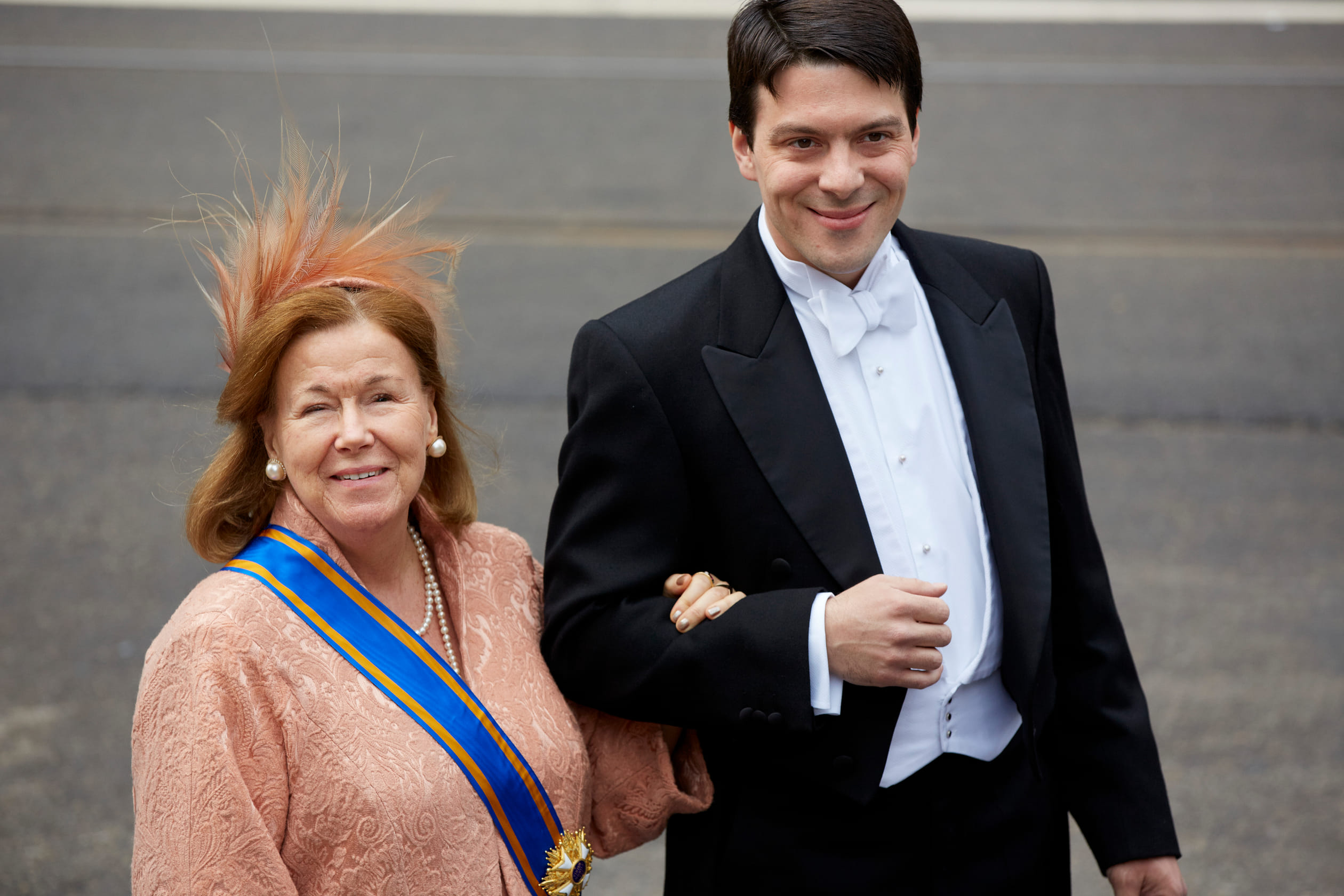 Prinses Christina aan de arm van haar zoon Bernardo bij de inhuldiging van koning Willem-Alexander,