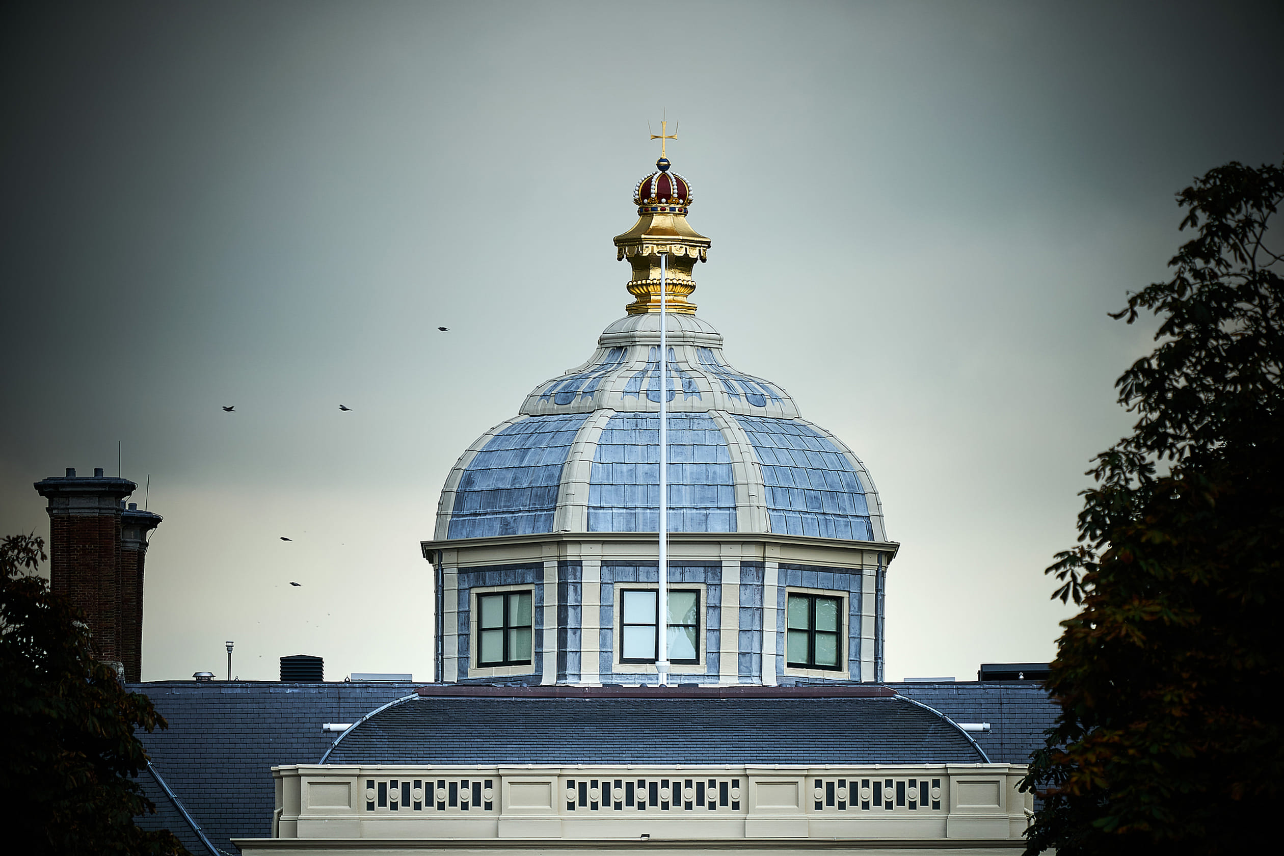 Vanmiddag ontbrak de koninklijke standaard op paleis Huis ten Bosch.