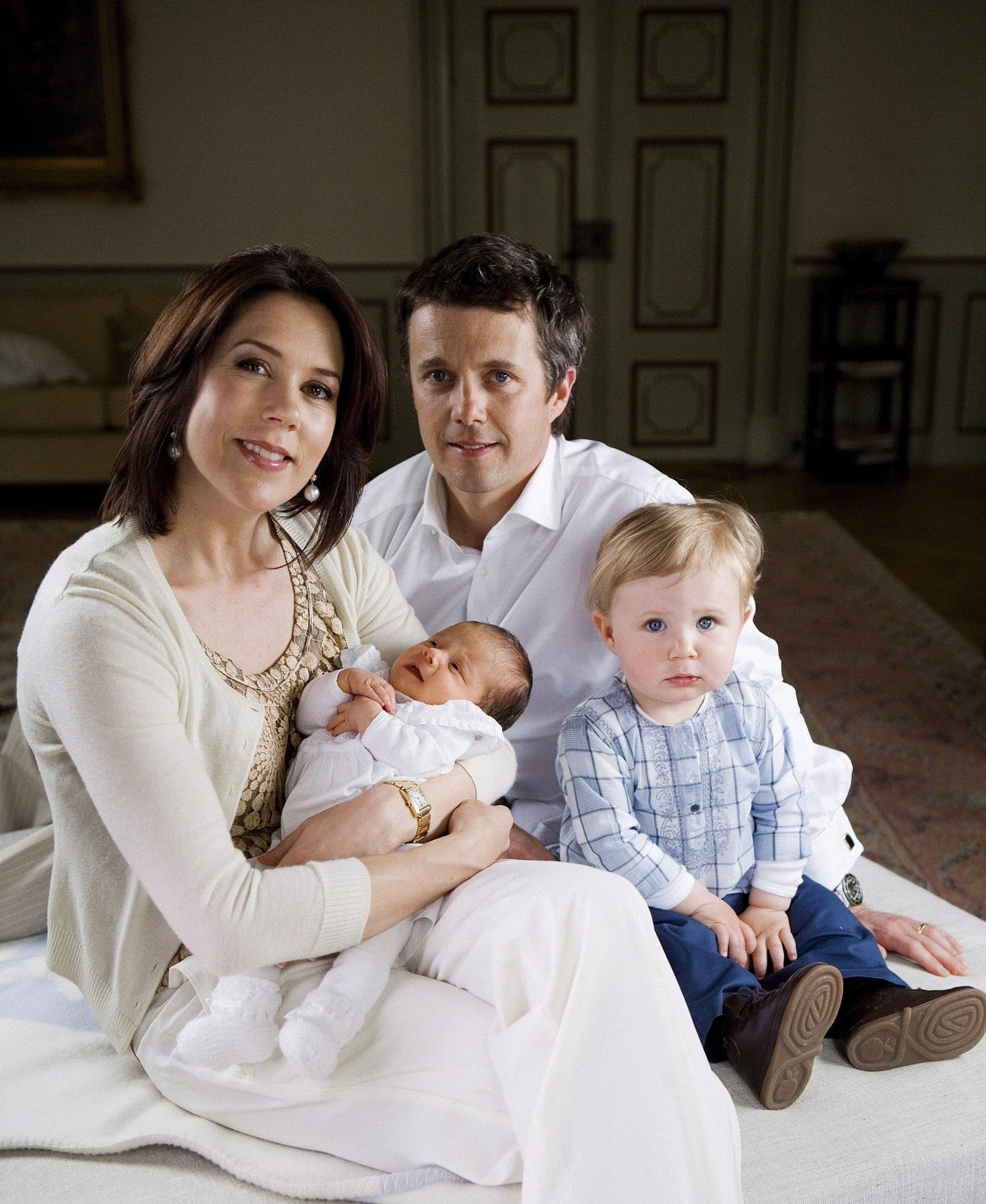 Een officieel fotomoment met de pasgeboren prinses Isabella in Paleis Fredensborg, 8 mei 2007.